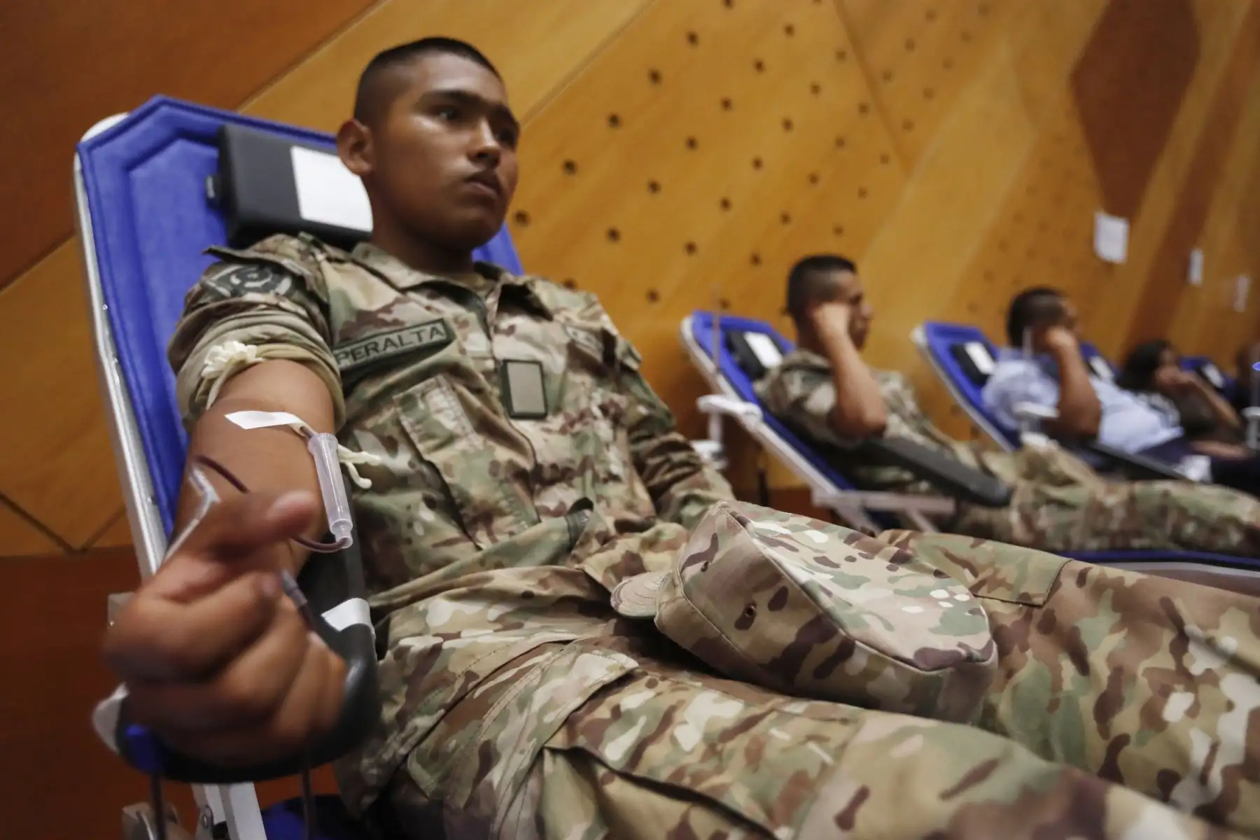 Cientos de personas continuan llegando al Hospital del Niño San Borja para colaborar con la donación de sangre para las víctimas de Villa el Salvador. Foto: ANDINA/Renato Pajuelo