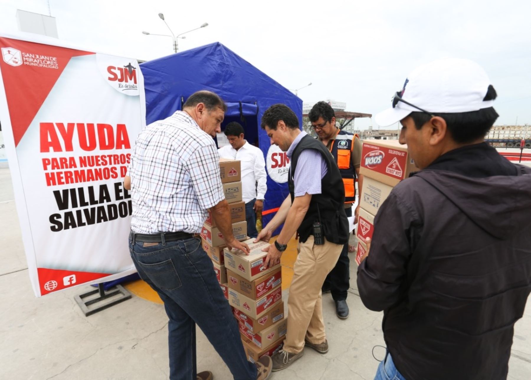 Municipalidad de San Juan de Miraflores instala carpa humanitaria para recolectar ayuda para damnificados.