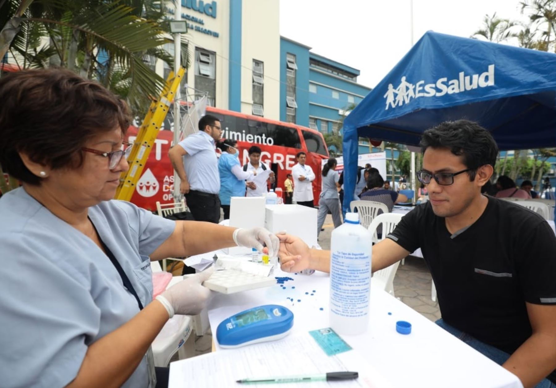 EsSalud reúne más de 1,000 unidades de sangre para atención de heridos.