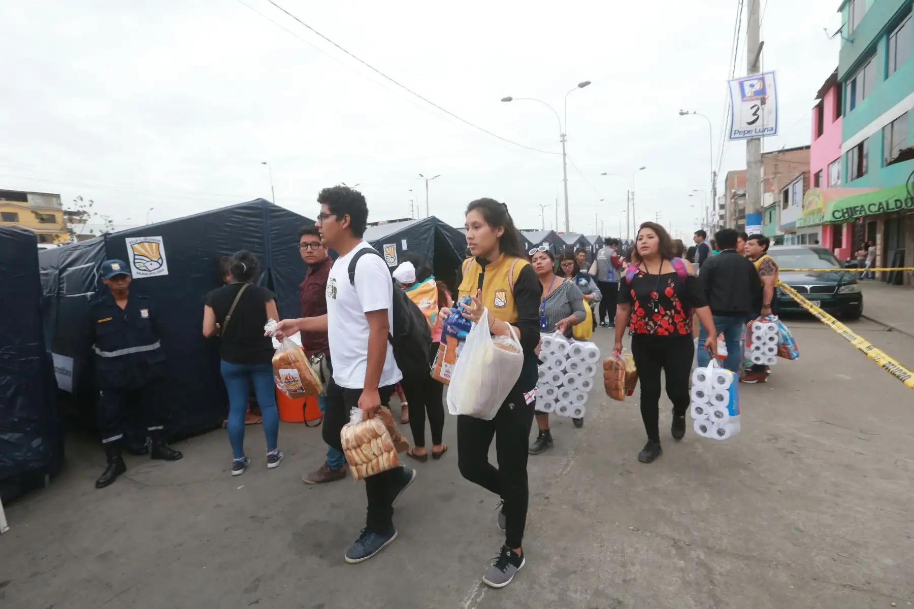 Con acciones de ayuda y la solidaridad de la población, amanecen los vecinos afectados por la deflagración en Villa el Salvador. Foto: ANDINA/Jhony Laurente