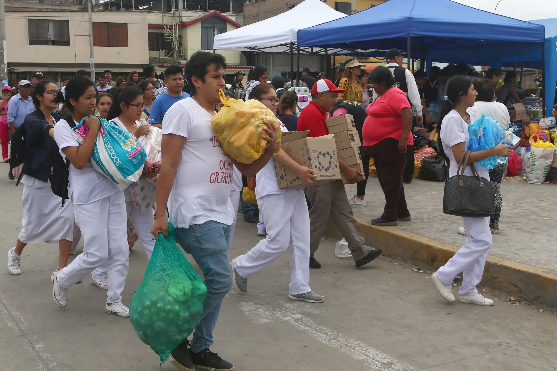 Muestras de solidaridad conmueven a los damnificados. ANDINA/Héctor Vinces