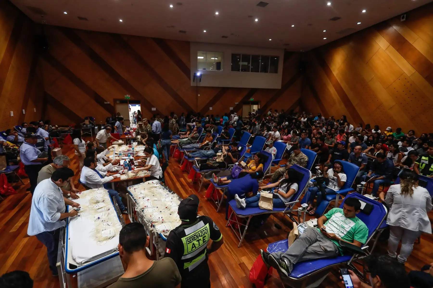 Cientos de personas continúan llegando al Hospital del Niño San Borja para colaborar con la donación de sangre para las víctimas de Villa el Salvador. Foto: ANDINA/Renato Pajuelo