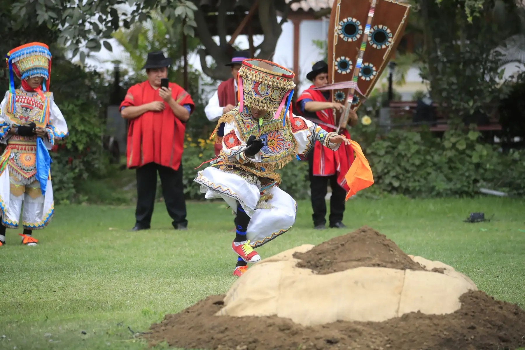 Las ceremonias de pago a la tierra y bailes al rededor del horno son parte de la tradición. 
Foto: ANDINA/Juan Carlos Guzmán Negrini