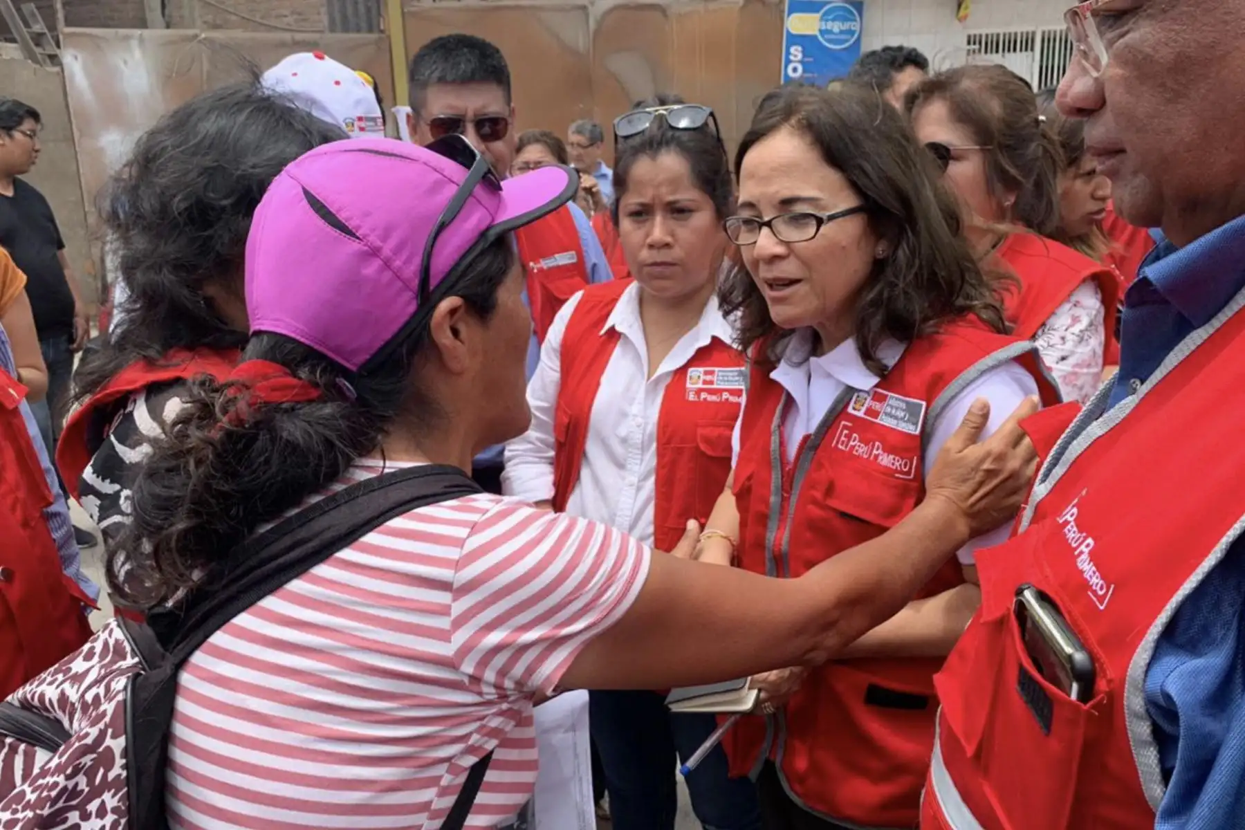 En conjunto ministerio de la Mujer y ministerio de Salud ayudan con equipos de psicólogos y docentes para garantizar el bienestar de damnificados tras  el incidente de Villa el Salvador.
Foto: Difusión Mimp
