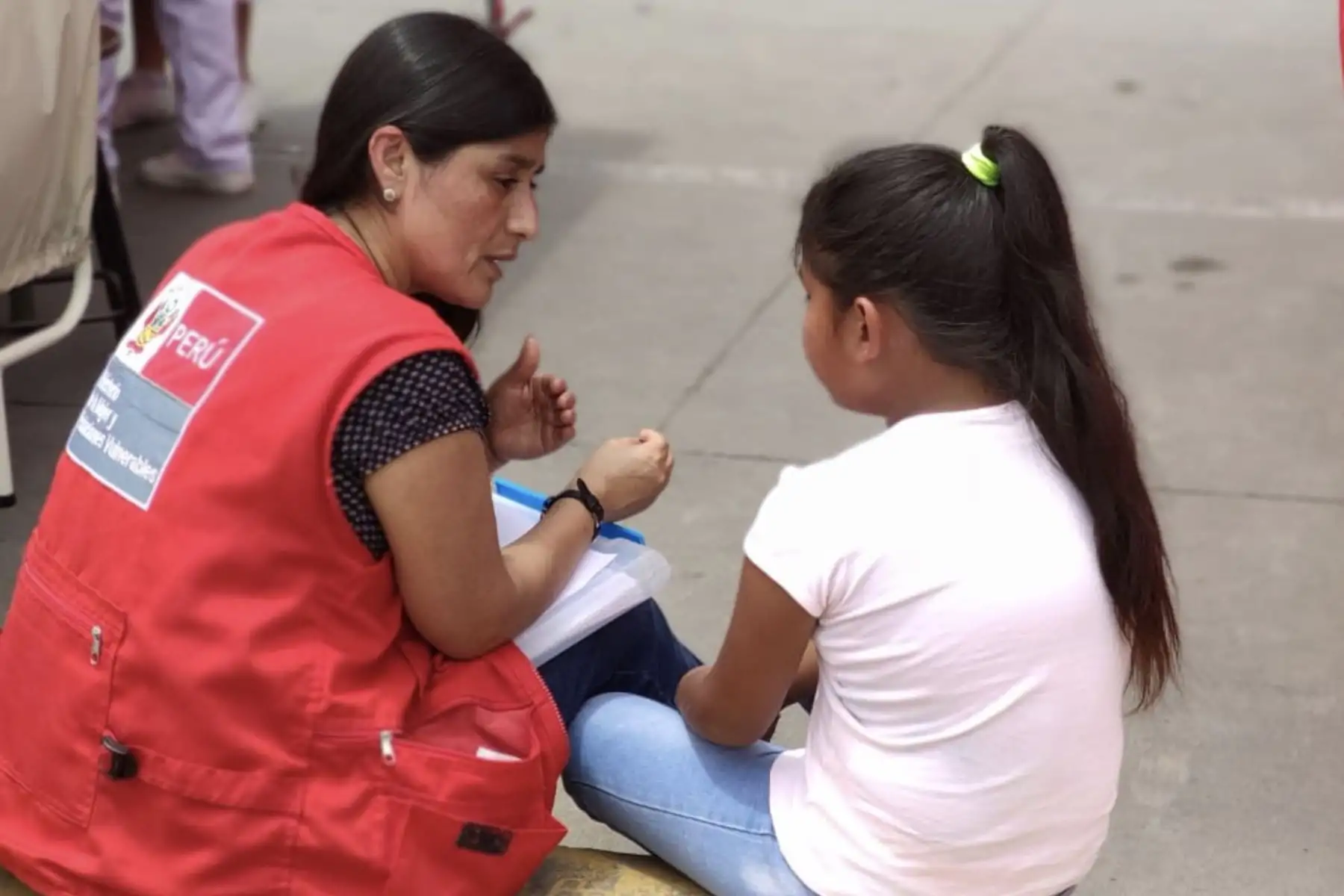 En conjunto ministerio de la Mujer y ministerio de Salud ayudan con equipos de psicólogos y docentes para garantizar el bienestar de damnificados tras  el incidente de Villa el Salvador.
Foto: Difusión Mimp