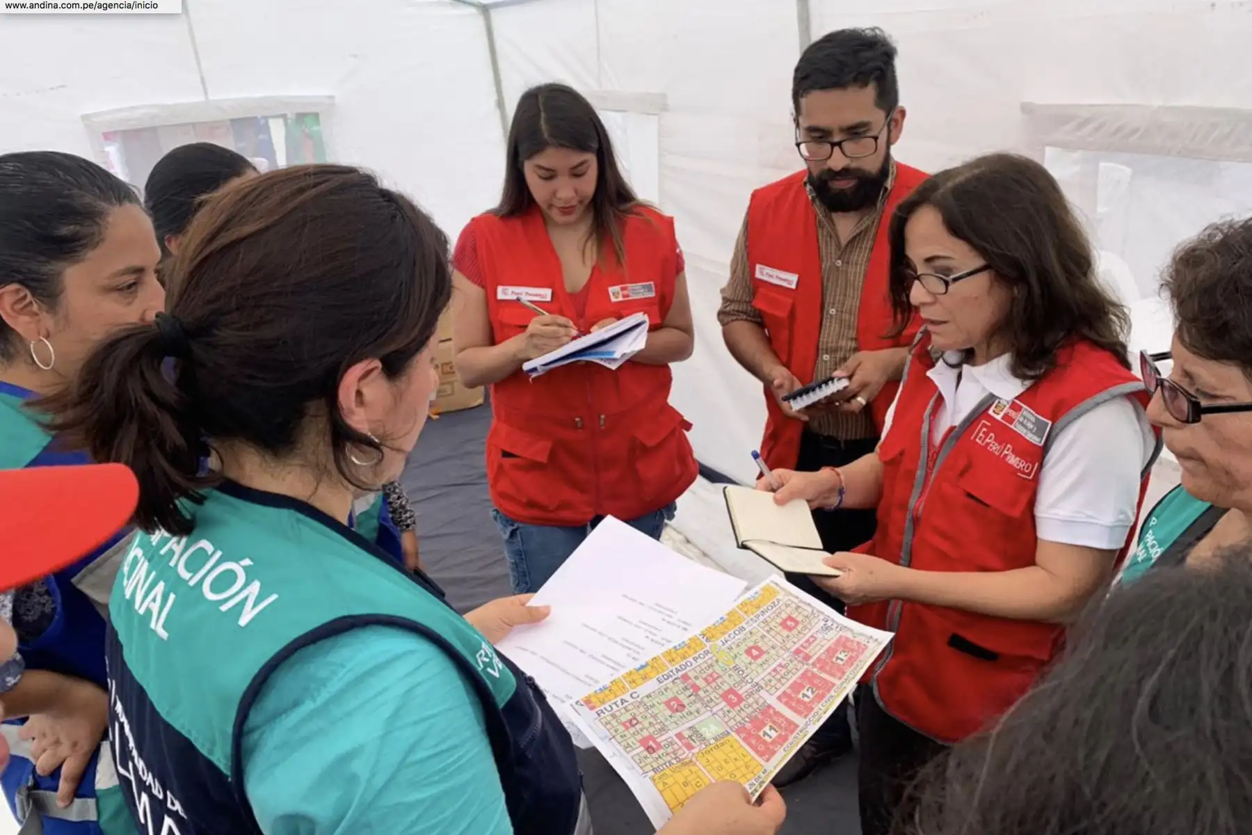 En conjunto ministerio de la Mujer y ministerio de Salud ayudan con equipos de psicólogos y docentes para garantizar el bienestar de damnificados tras  el incidente de Villa el Salvador.
Foto: Difusión Mimp