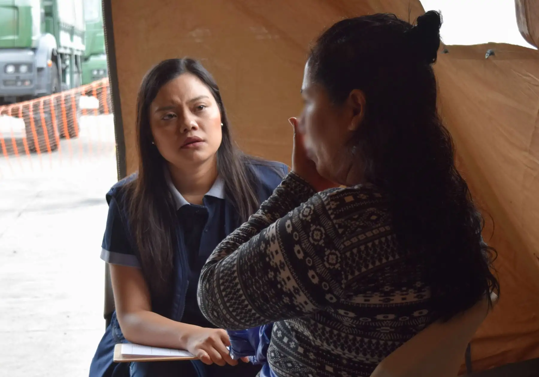 Brigadas de Salud Mental brindan atención a familiares, vecinos y personas afectadas por el incendio en Villa El Salvador 
Foto: Difusión Minsa