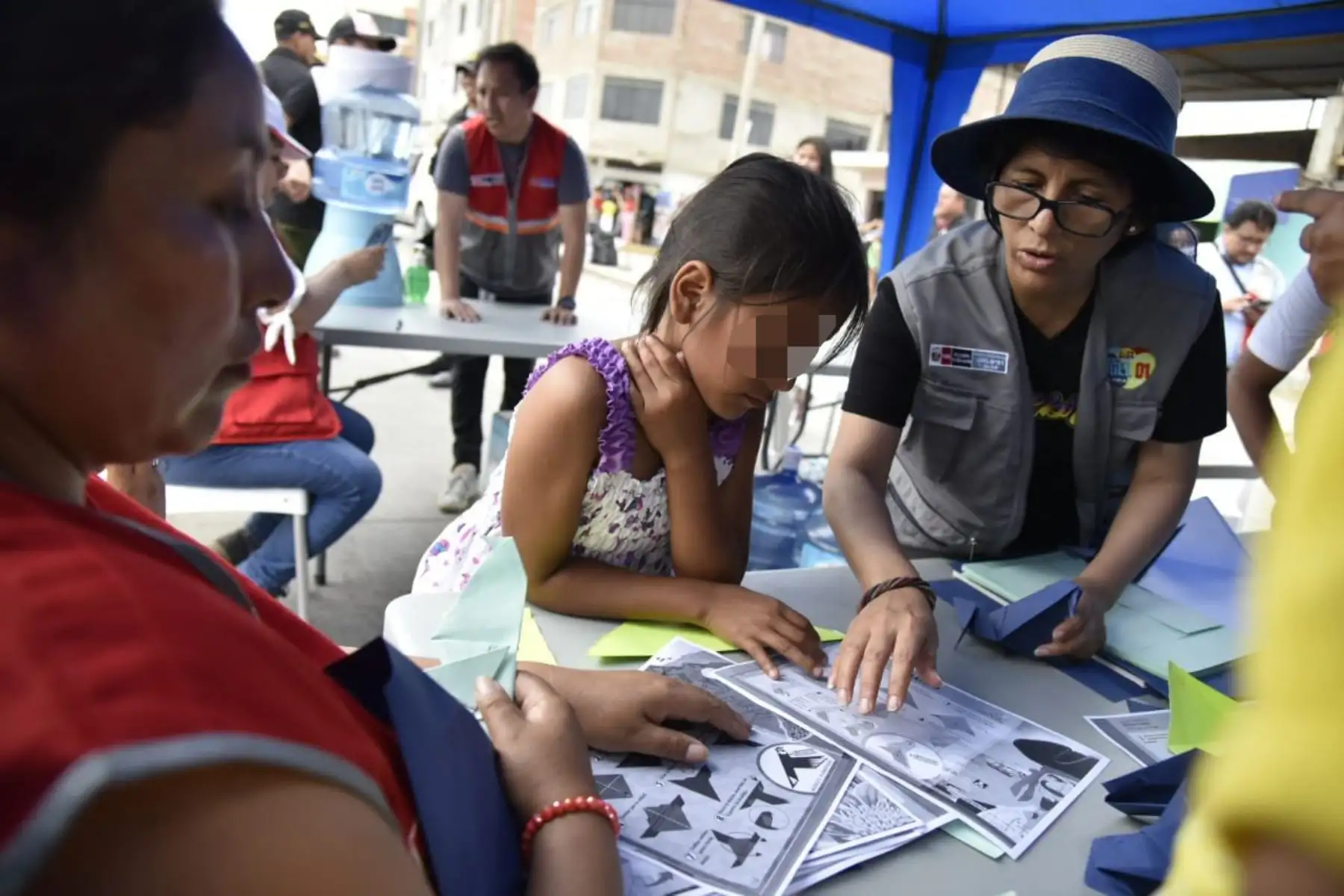 Brigadas de Salud Mental brindan atención a familiares, vecinos y personas afectadas por el incendio en Villa El Salvador 
Foto: Difusión Minedu