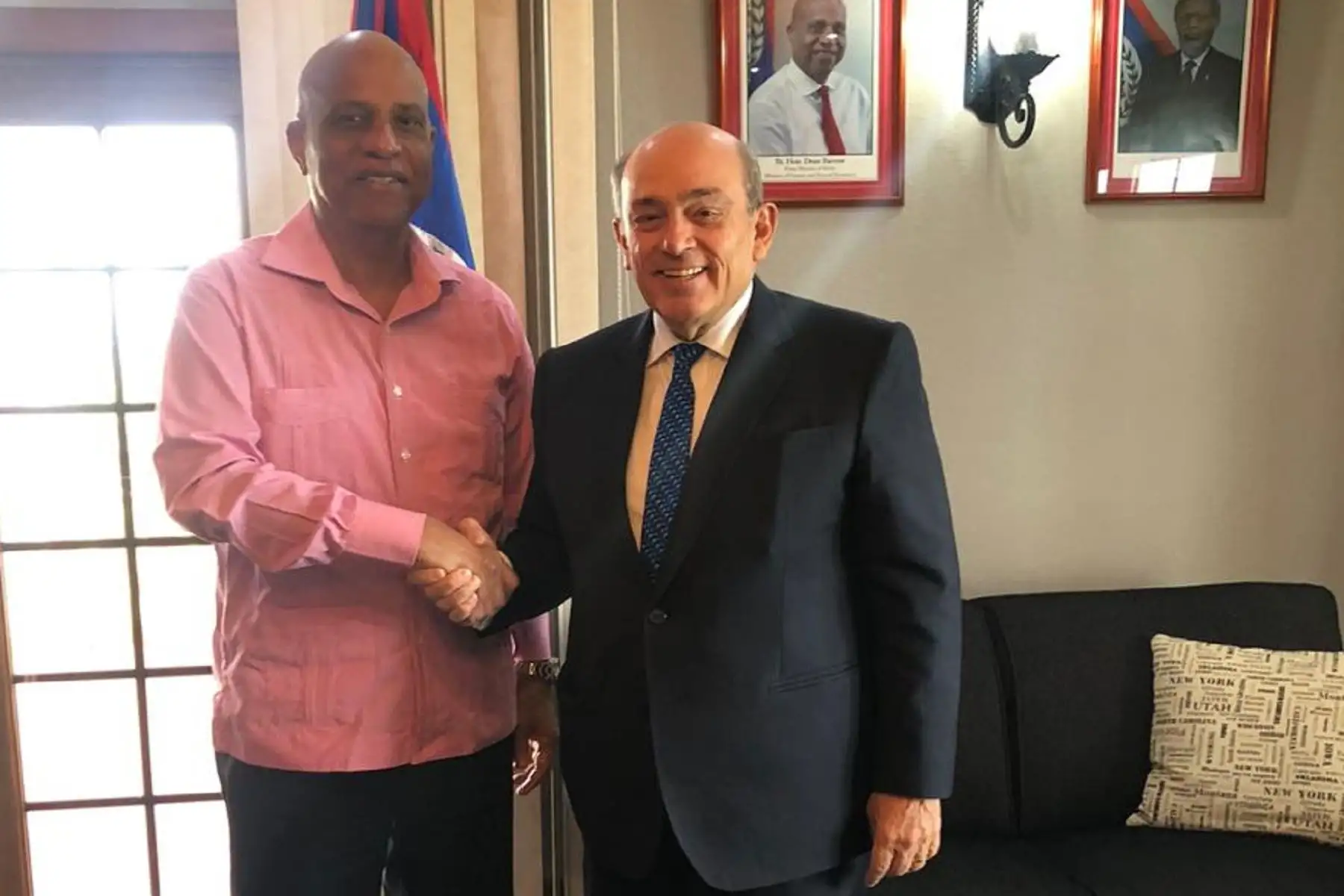 Primer ministro de Belice, Dean Barrow, junto al candidato peruano a la OEA, embajador Hugo de Zela. Foto: Difusión.