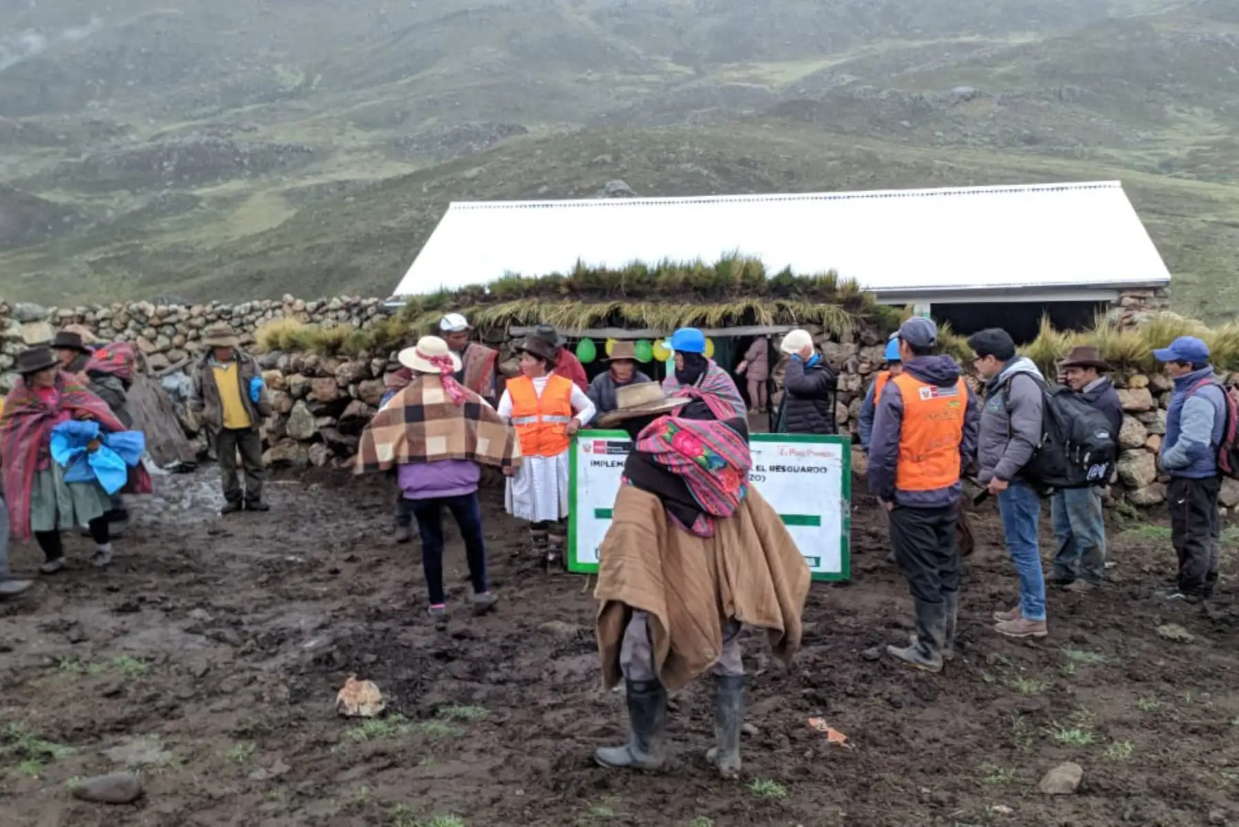 Como parte de las actividades preventivas ante la ocurrencia de heladas y lluvias intensas en zonas altoandinas, el Ministerio de Agricultura y Riego (Minagri) entregó 25 cobertizos para proteger a unas 2,500 cabezas de ganado.