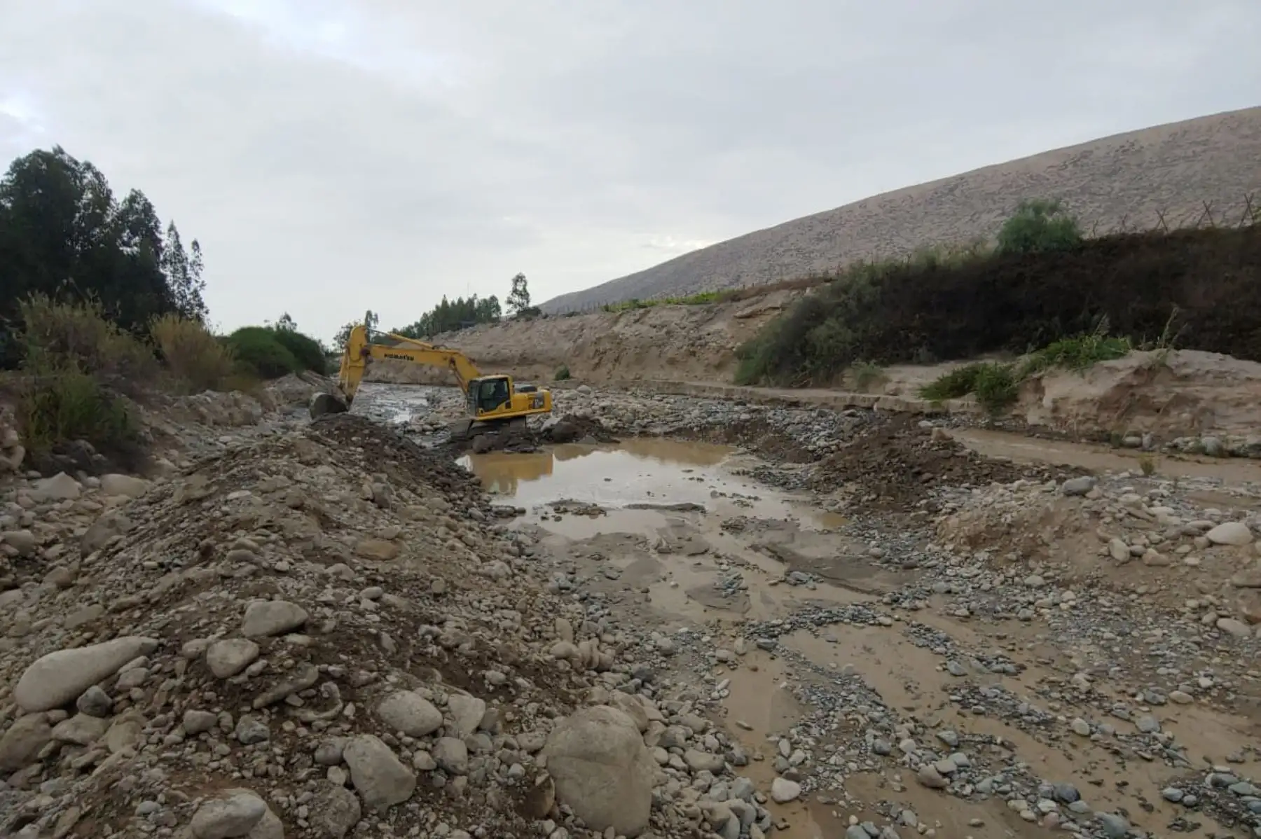 El Ministerio de Vivienda, Construcción y Saneamiento (MVCS), a través del Programa Nuestras Ciudades (PNC)-Maquinarias, realiza trabajos de limpieza y descolmatación en el río Palca, en el sector Causuri, distrito de Palca, provincia de Tacna, a fin de evitar desbordes y huaicos ante la temporada de lluvias.