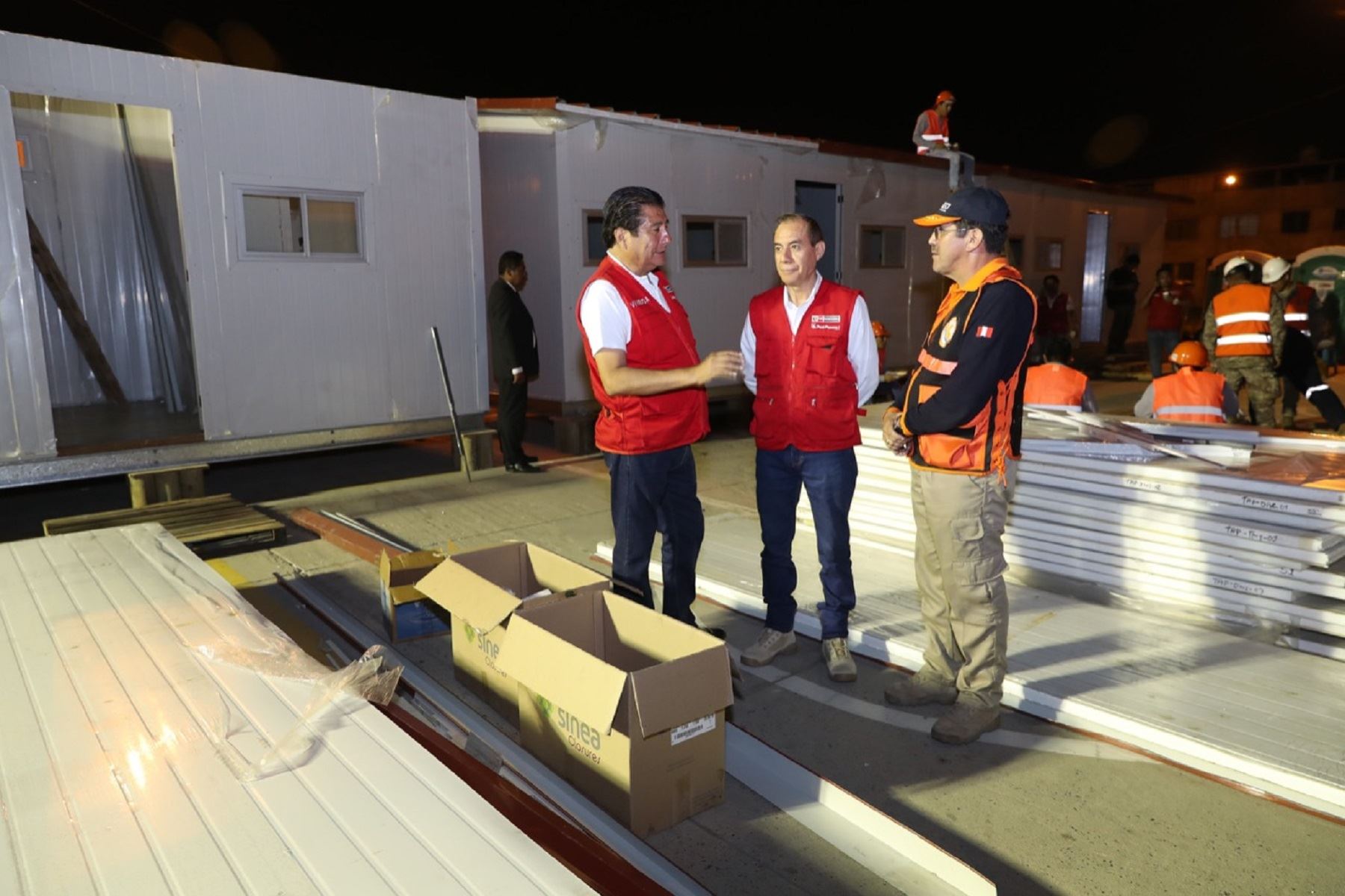 Ministros de Vivienda, Rodolfo Yañez y de Defensa, Walter Martos supervisan instalación de viviendas para damnificados de Villa El Salvador. Foto: Difusión.