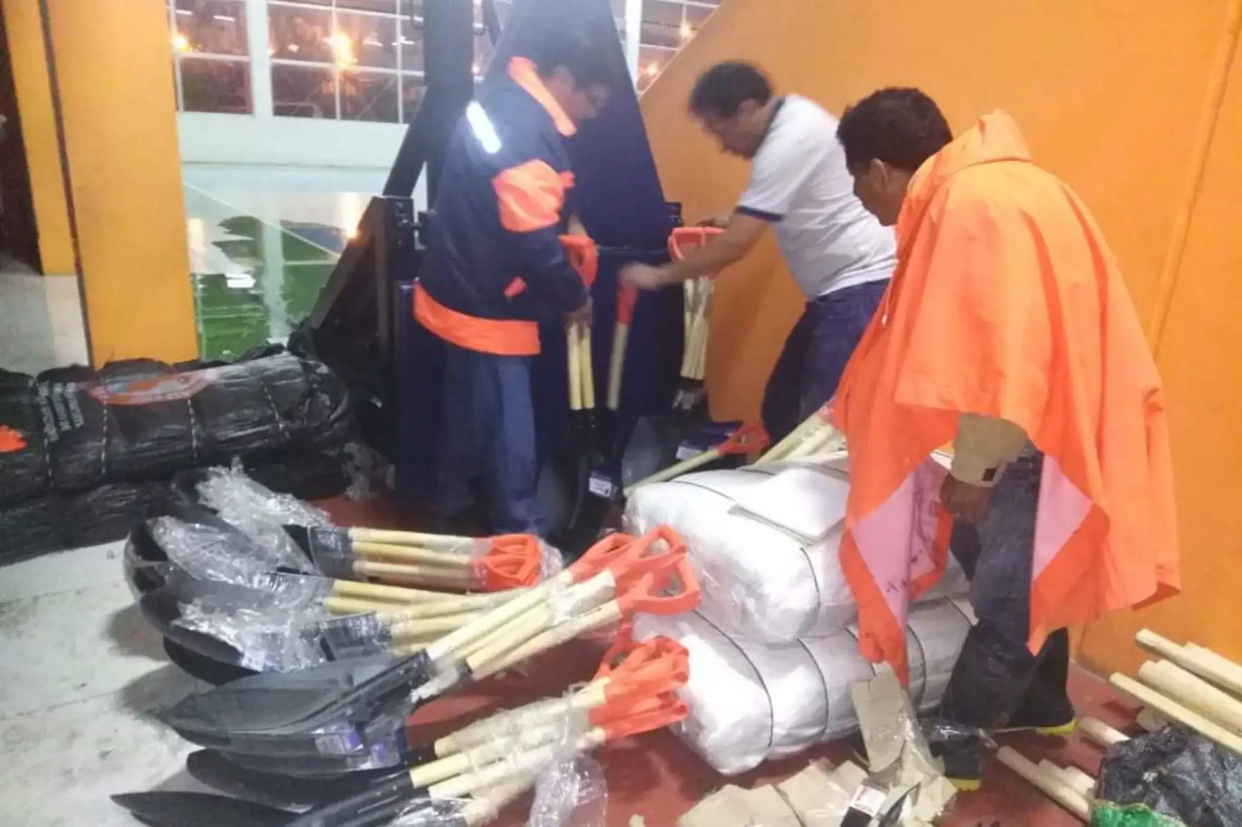 Ayuda humanitaria brindada por el gobierno regional a través de la Oficina Regional de Defensa Nacional y Defensa Civil, para los damnificados por las lluvias en Arequipa.