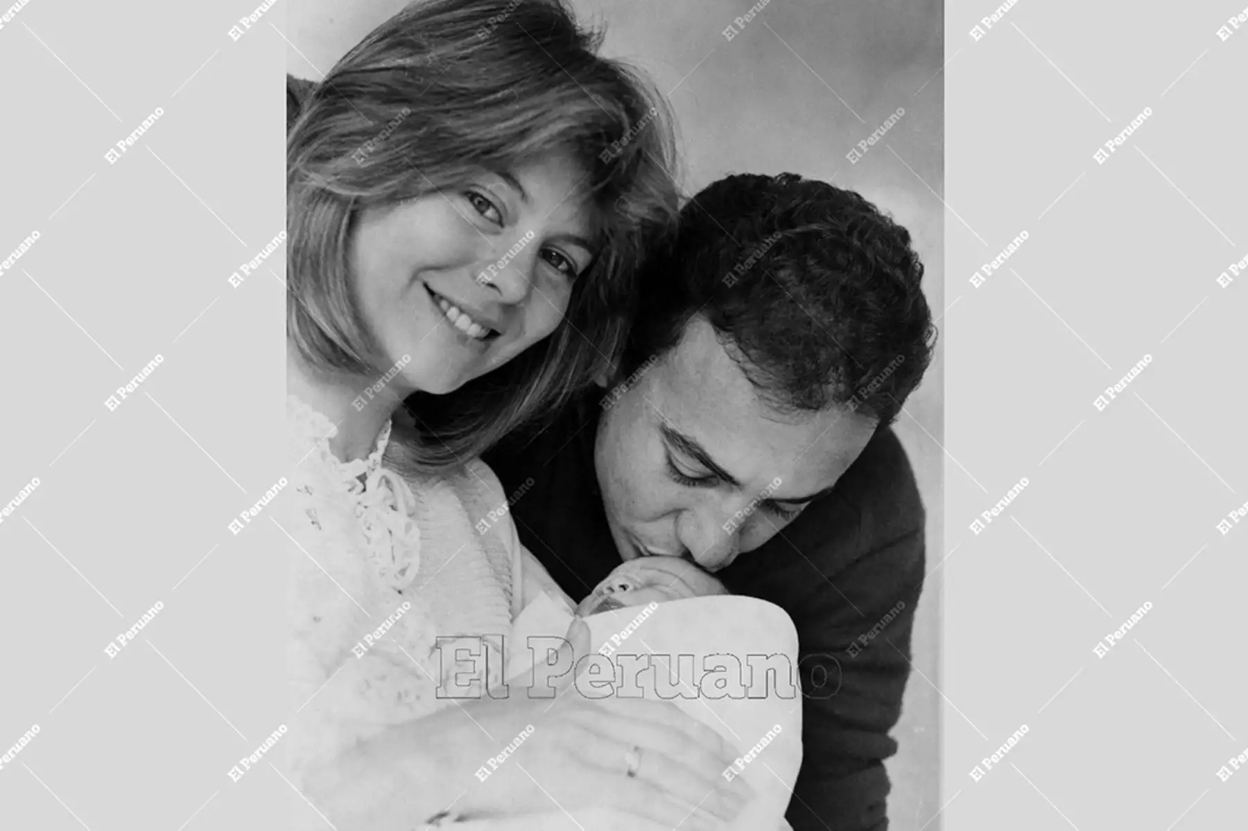 Lima - 18 agosto 1984 / La conductora de televisión Inés "Chacha" Hormazábal y Santiago Agurto muestran orgullosos a su primogénita en la clínica Hogar de la Madre. 
Foto: Archivo Histórico de El Peruano.