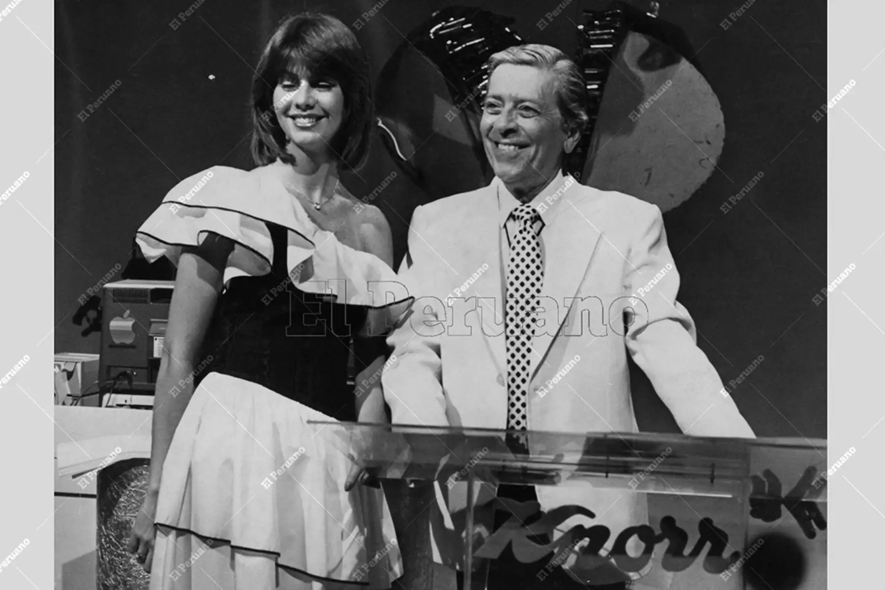 Lima - 27 diciembre 1983 / Inés "Chacha" Hormazábal y Pablo de Madalengoitia en el programa La Pregunta de los 10 Pillones. 
Foto: Archivo Histórico de El Peruano.
