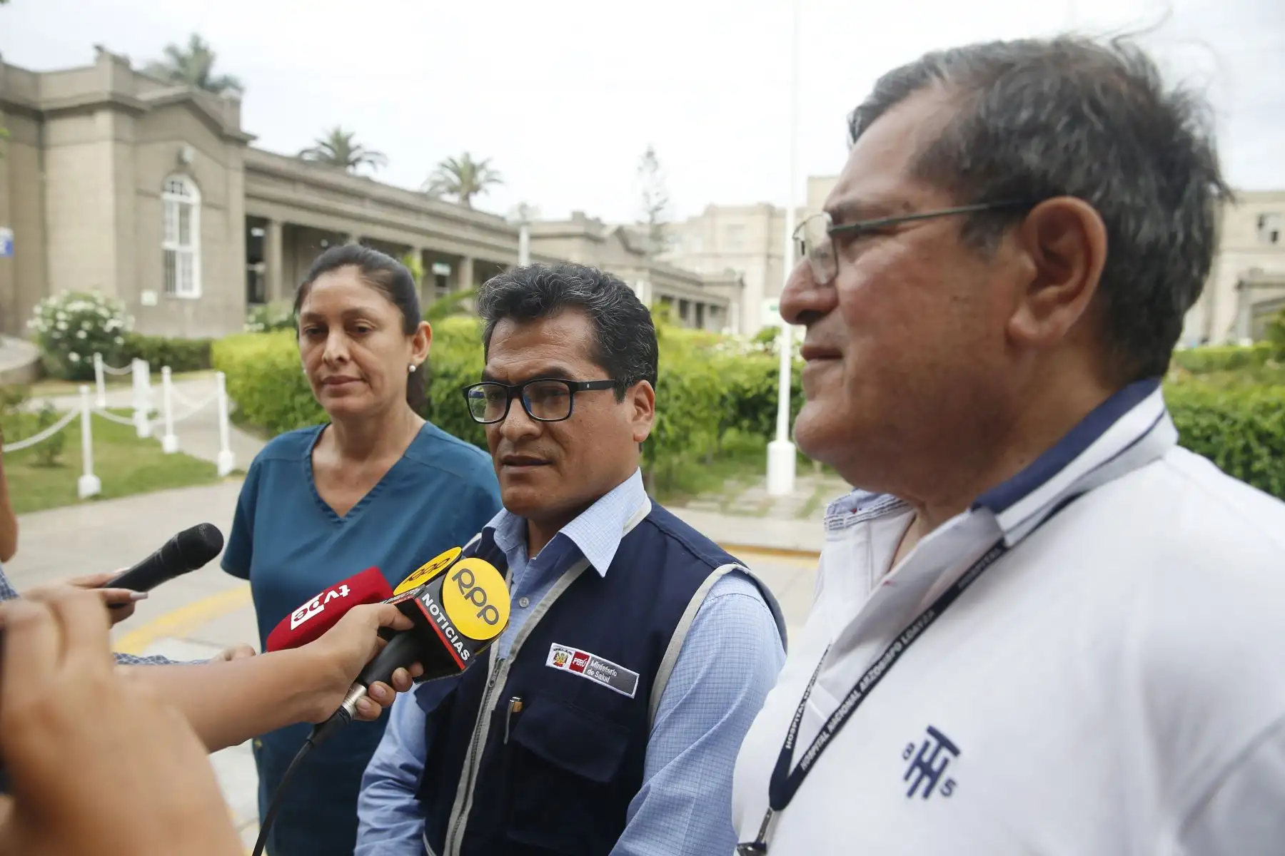 Conferencia de prensa de la Dra. Gianina Càrdenas , jefa de guardia del hospital Arzobispo Loayza; del Vice ministro de Prestaciones Sociales del Ministerio de Salud  Dr. Víctor Bocangel y el Dr. Enrique Machicado, director general del hospital Arzobispo Loayza sobre el balance de los heridos en el incidente en Villa el Salvador. 
Foto: ANDINA/ Eddy Ramos