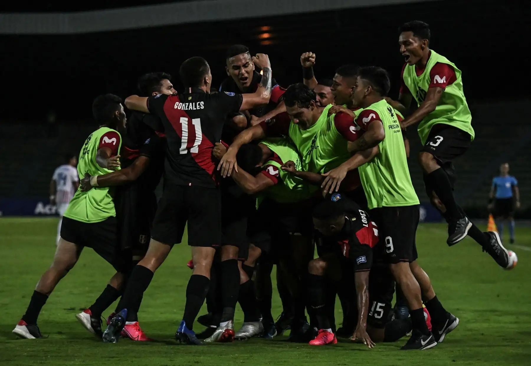 Los jugadores de Perú celebran su tercer gol, un gol en propia meta del defensa paraguayo Santiago Arzamendia, durante su partido de fútbol del Torneo Preolímpico Sudamericano Sub-23 en el Estadio Centenario en Armenia, Colombia.Foto:AFP