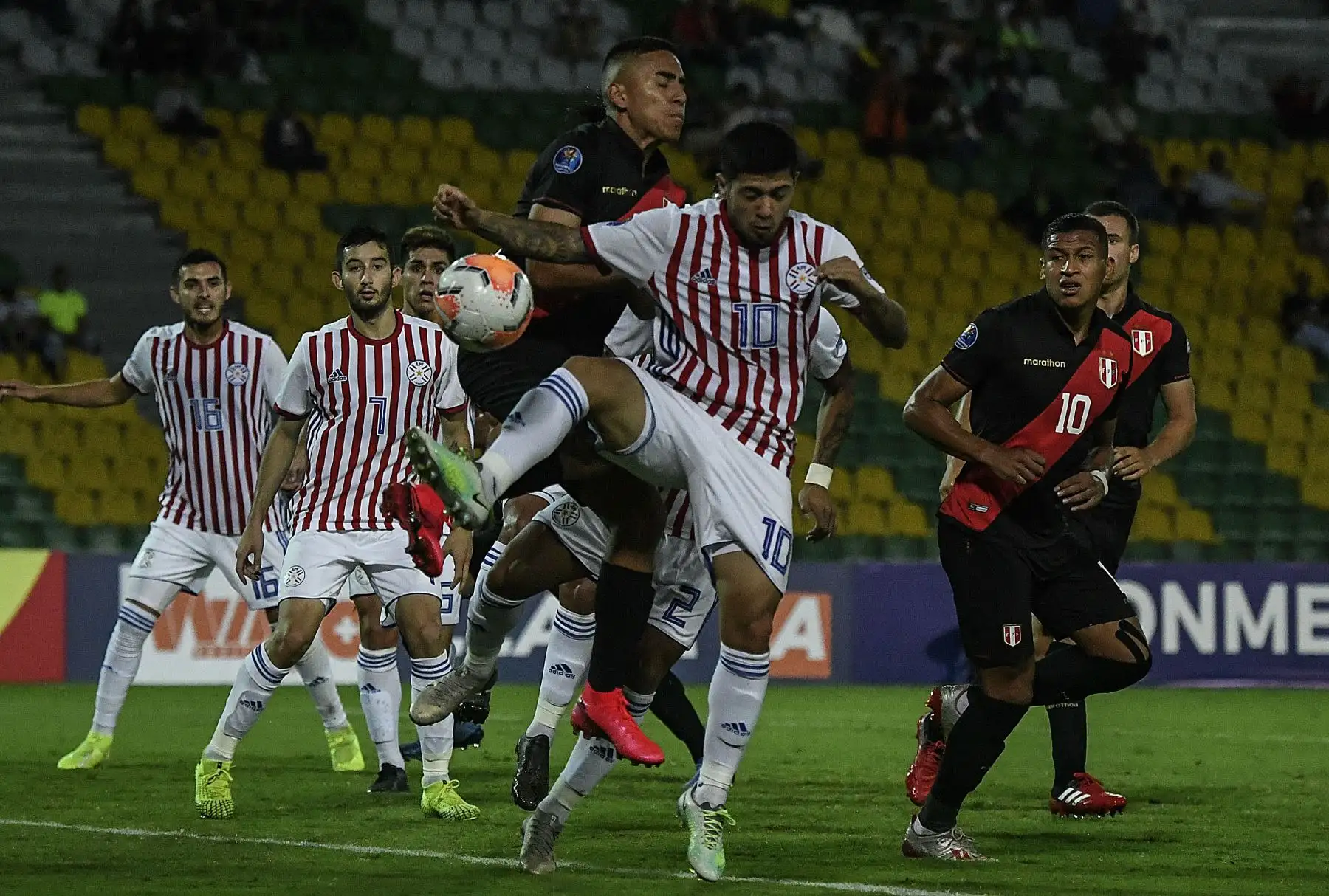 El centrocampista eruvio Aldair Fuentes (C) y el delantero paraguayo Sergio Díaz (10) compiten por el balón durante su torneo de fútbol pre-olímpico sudamericano Sub-23 en el estadio Centenario en Armenia, Colombia.Foto:AFP