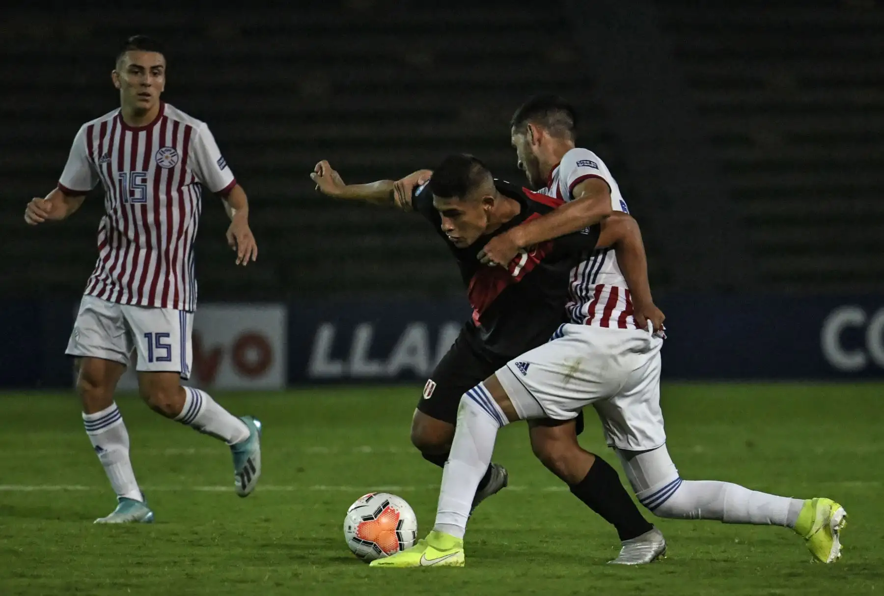 El mediocampista paraguayo Cristhian Paredes (R) y el centrocampista peruano Luis Carranza compiten por el balón durante su partido de fútbol del Torneo Preolímpico Sudamericano Sub-23 en el Estadio Centenario en Armenia, Colombia. Foto:AFP