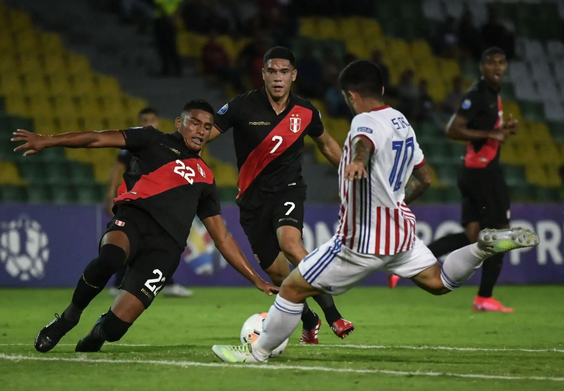 El paraguayo Sergio Díaz (R) está marcado por el peruano Kluiverth Aguilar (L) y el mediocampista peruano Yuriel Celi durante su partido de fútbol del Torneo Preolímpico Sudamericano Sub-23 en el Estadio Centenario en Armenia, Colombia. Foto:AFP
