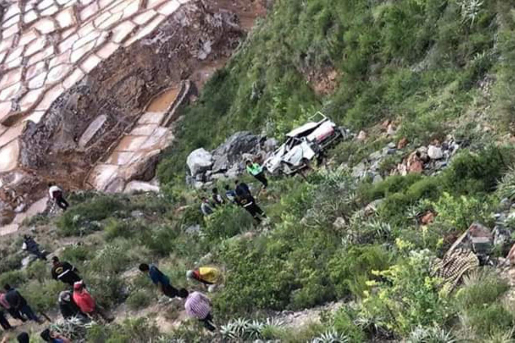 Camioneta combi cae a un abismo en Maras, Cusco, y mueren seis personas.