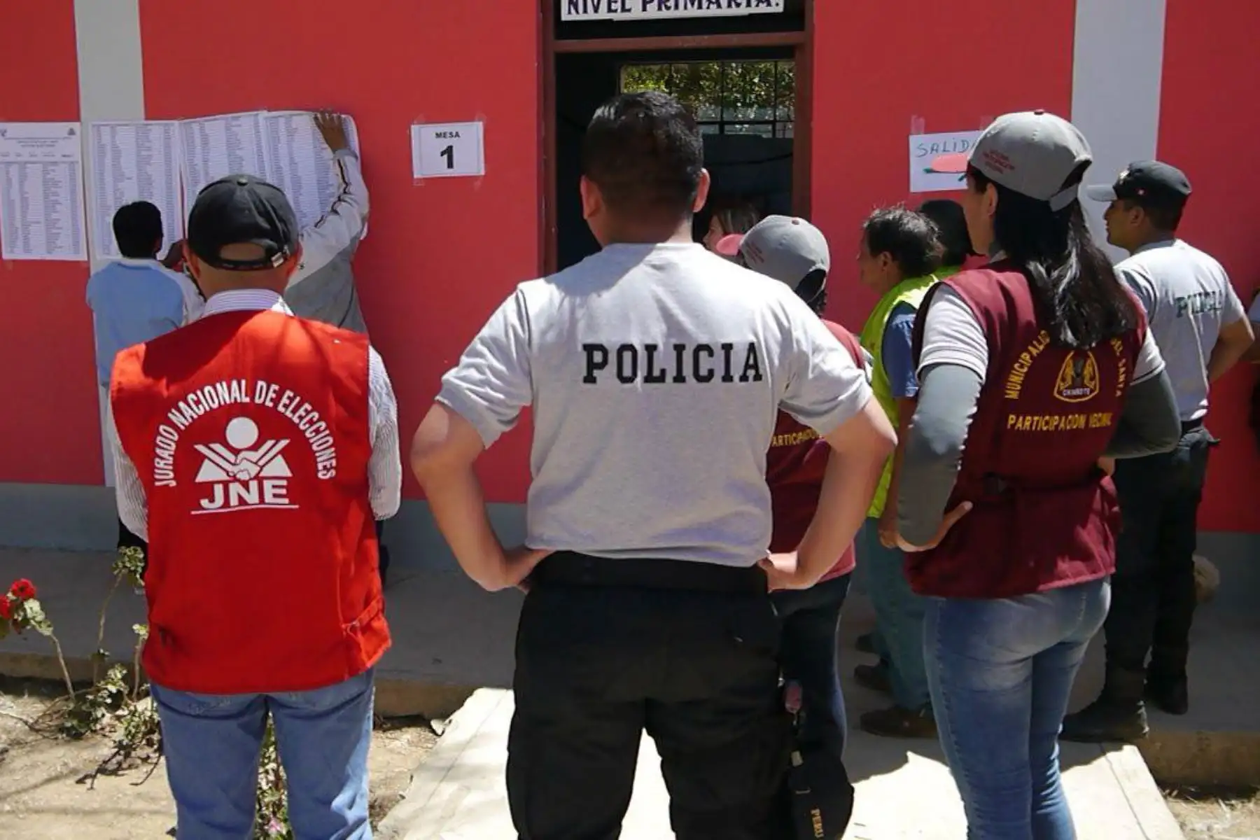 Policía de la Divipol Chimbote se moviliza para resguardar el orden público durante las elecciones en cinco provincias de Áncash. ANDINA/Difusión