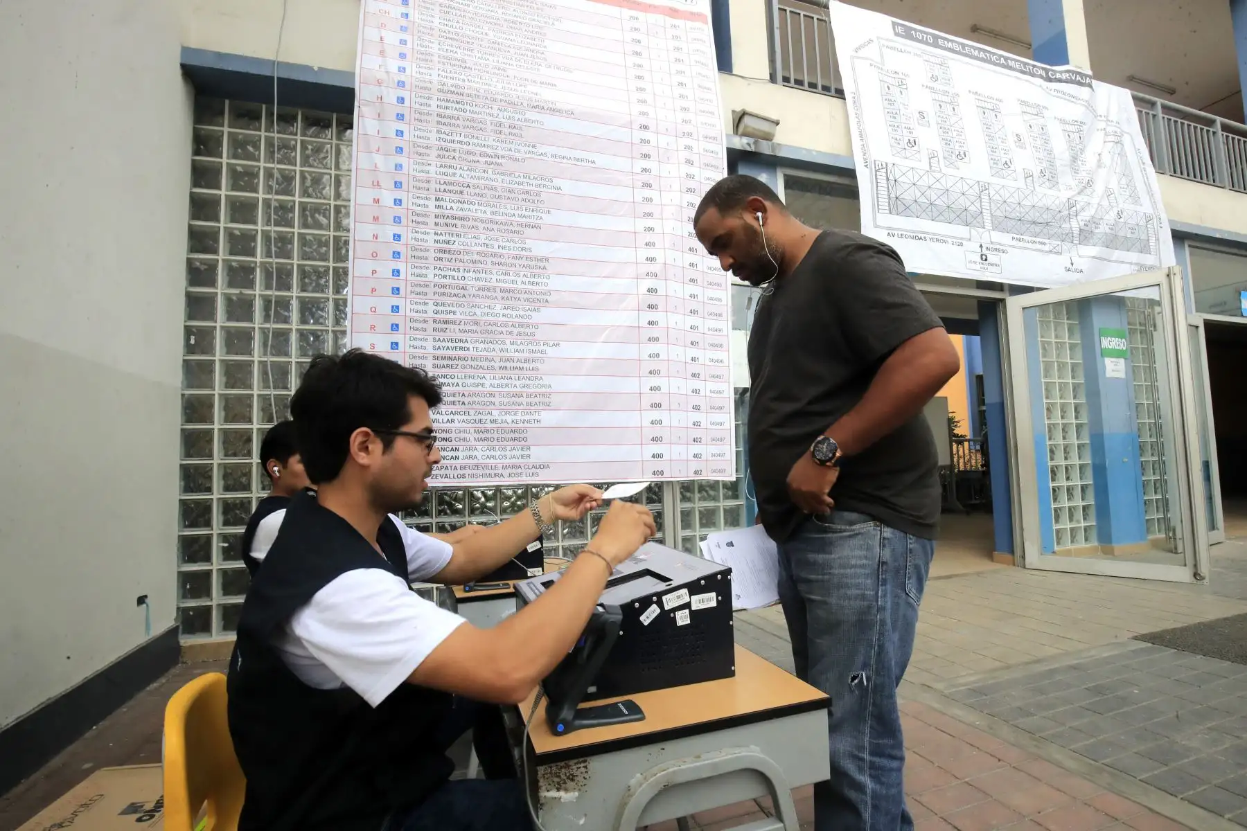 Mesas listas en el centro educativo Melitón Carvajal para que los ciudadanos emitan su voto en las Elecciones Congresales Extraordinarias 2020. Foto: ANDINA/Juan Carlos Guzmán.