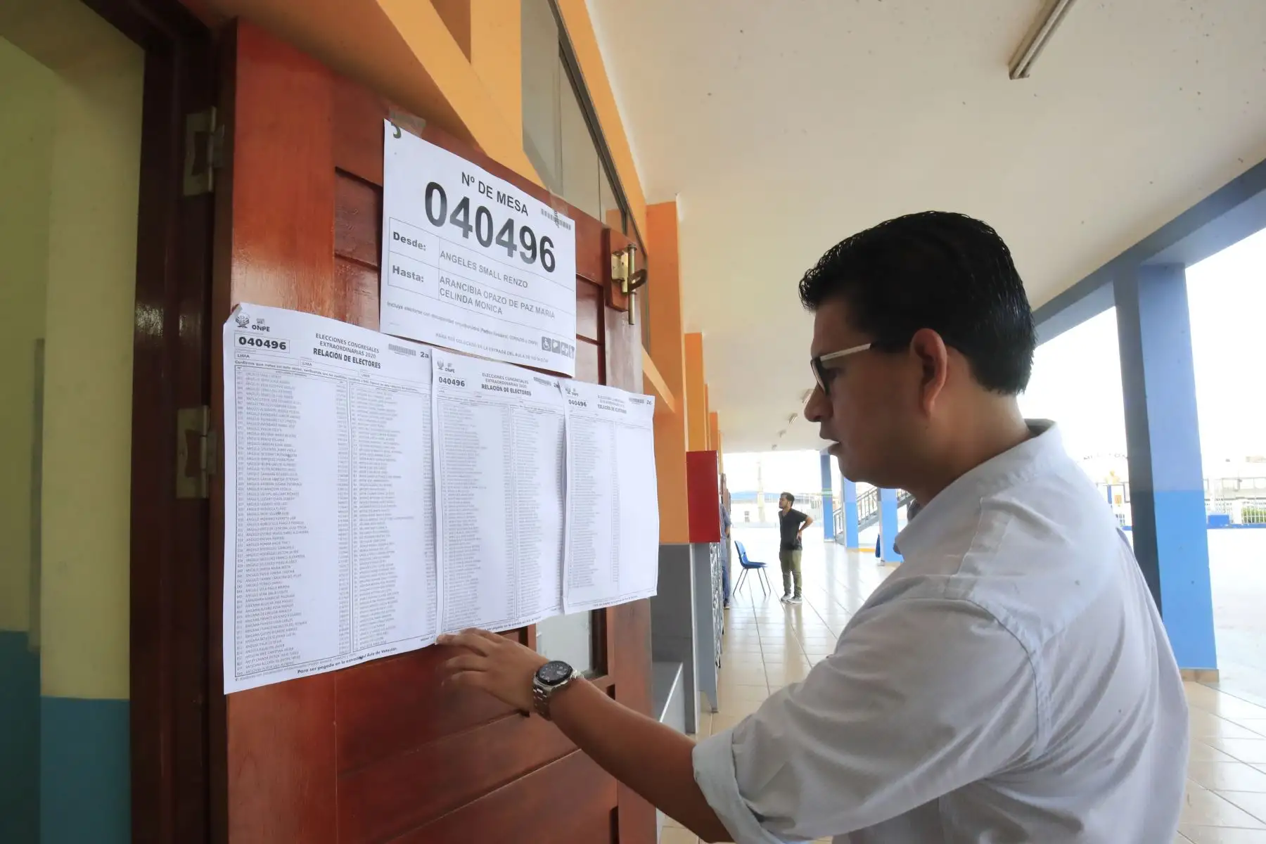 Primeros electores llegan al centro educativo Melitón Carvajal para emitir su voto en las Elecciones Congresales Extraordinarias 2020. Foto: ANDINA/Juan Carlos Guzmán.