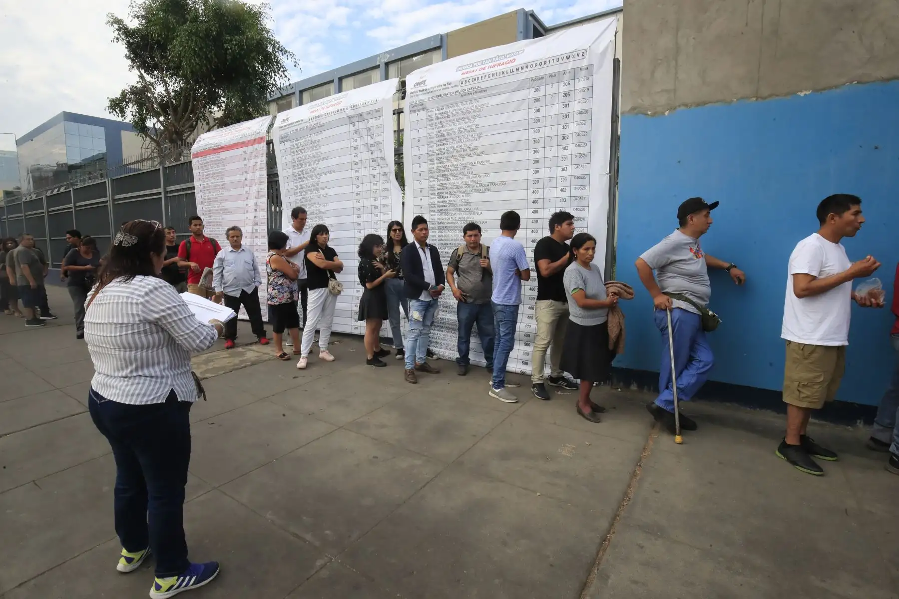 Primeros electores llegan al centro educativo Melitón Carbajal, para emitir su voto en las Elecciones Congresales Extraordinarias 2020. Foto: ANDINA/Juan Carlos Guzmán.