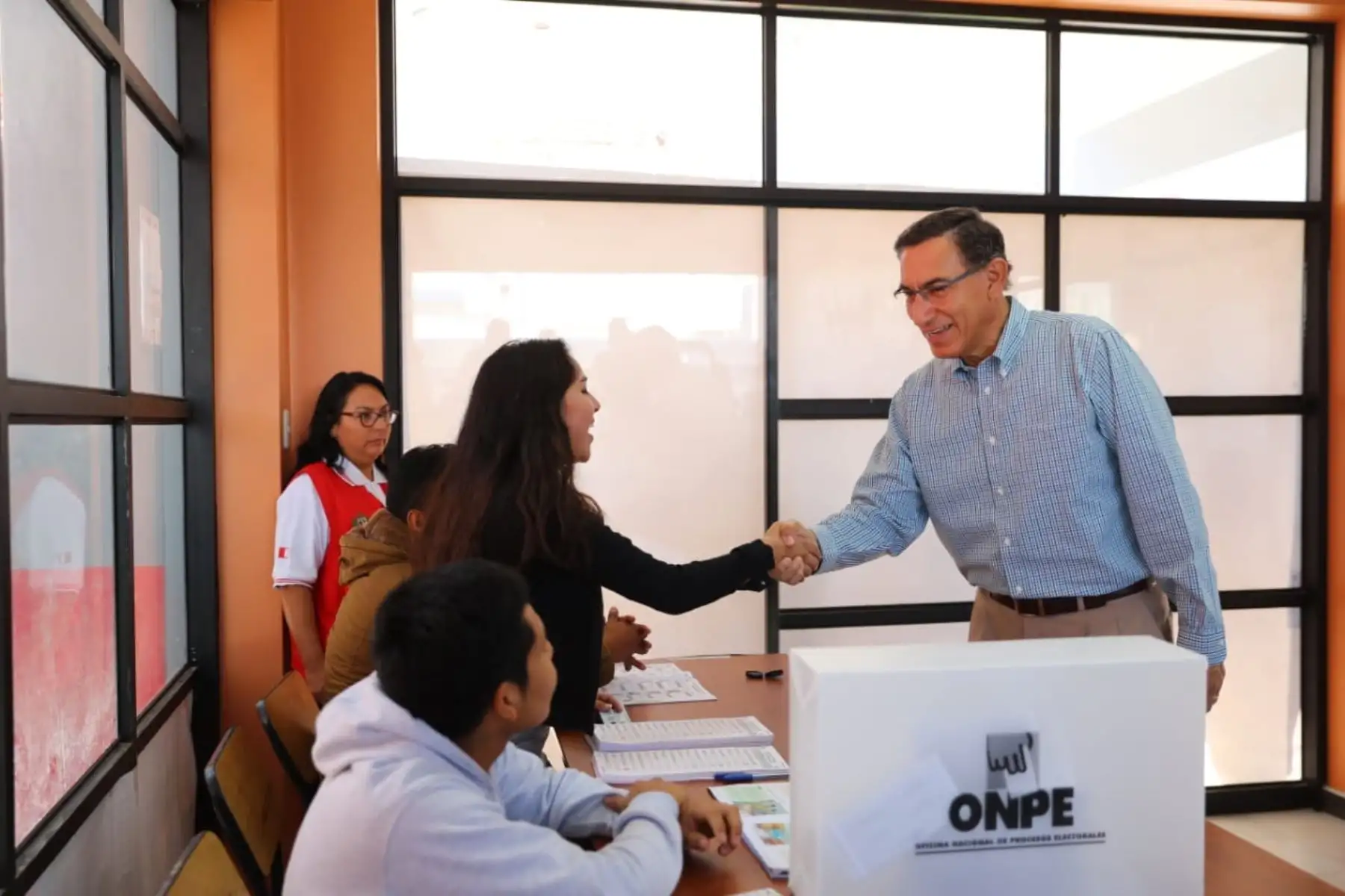 Jefe  del Estado, Martín Vizcarra, emite su voto en las Elecciones Congresales Extraordinarias 2020 en la región Moquegua. Foto: ANDINA/Prensa Presidencia