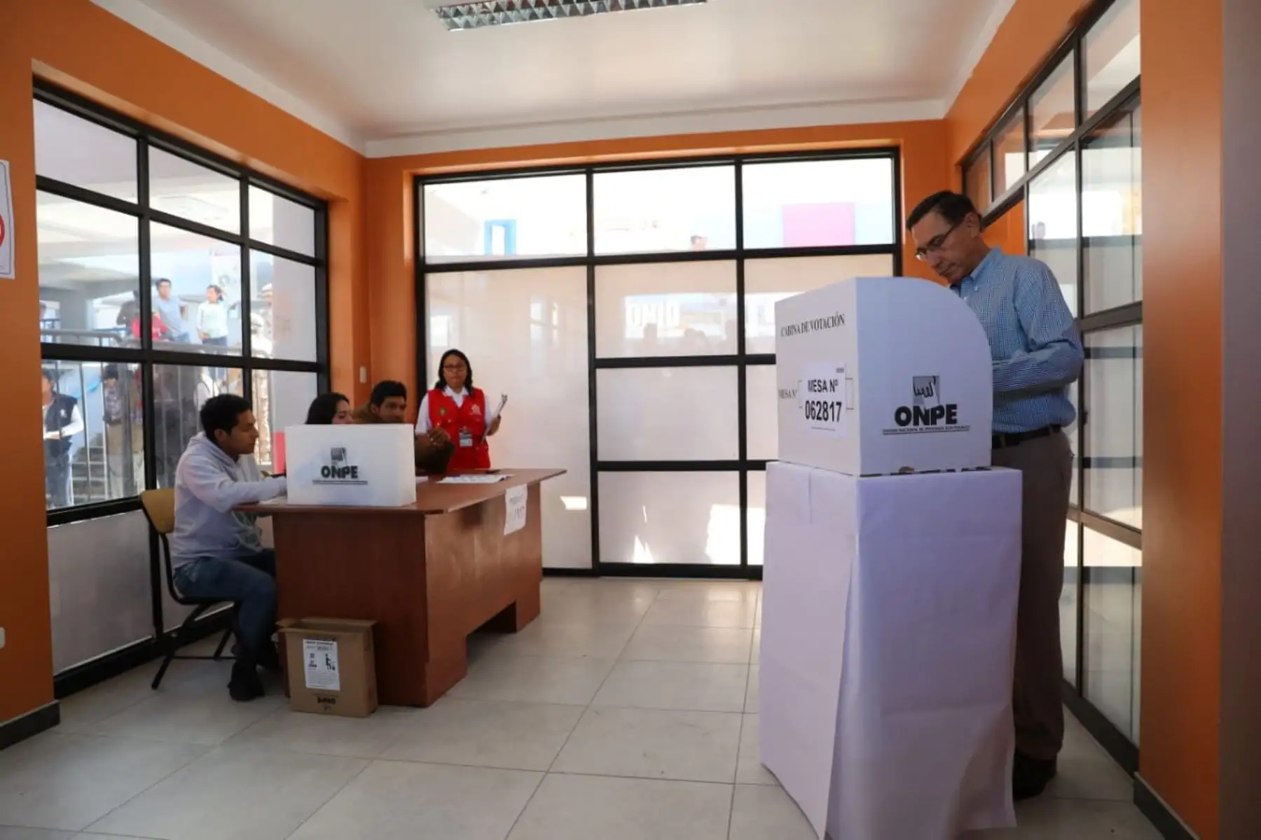 Jefe  del Estado, Martín Vizcarra, emite su voto en las Elecciones Congresales Extraordinarias 2020 en la región Moquegua. Foto: ANDINA/Prensa Presidencia