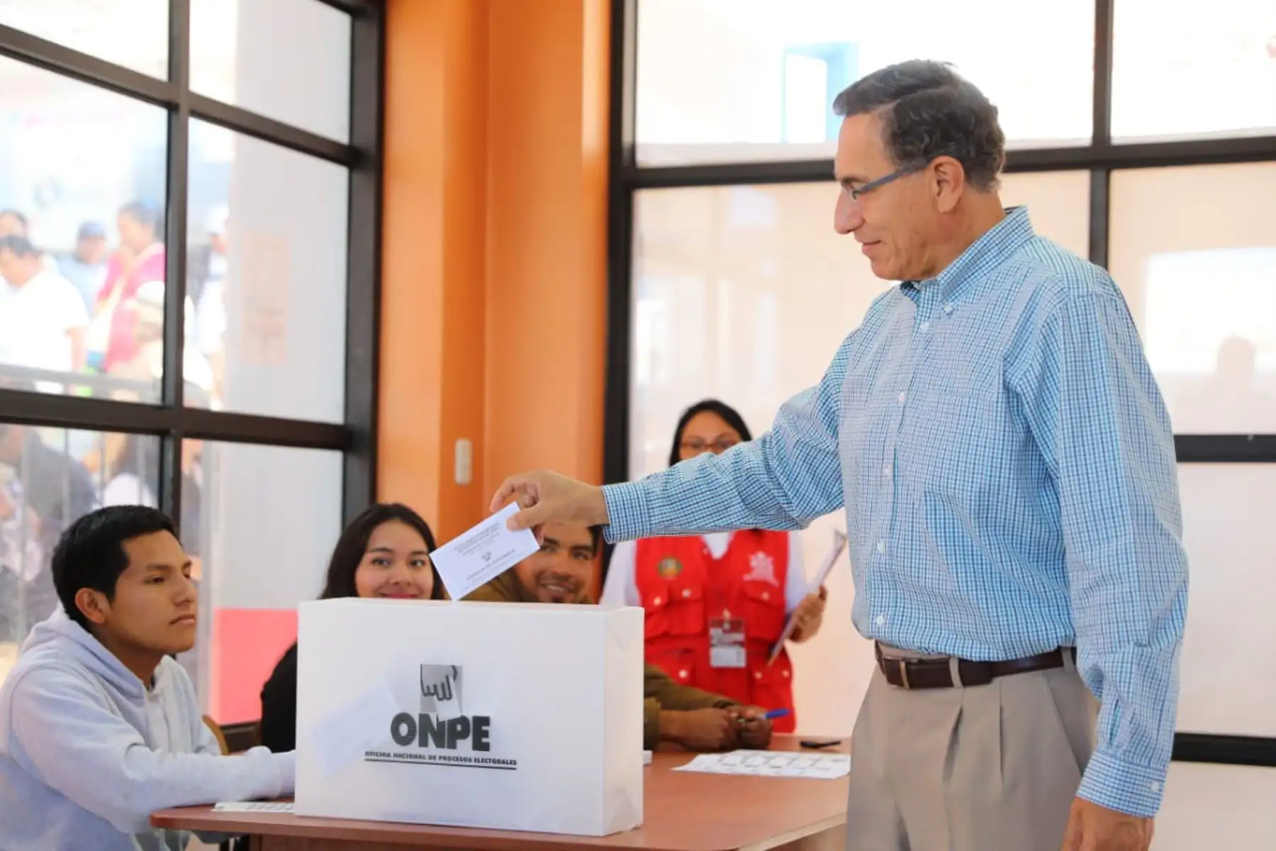 Jefe  del Estado, Martín Vizcarra, emite su voto en las Elecciones Congresales Extraordinarias 2020 en la región Moquegua. Foto: ANDINA/Prensa Presidencia