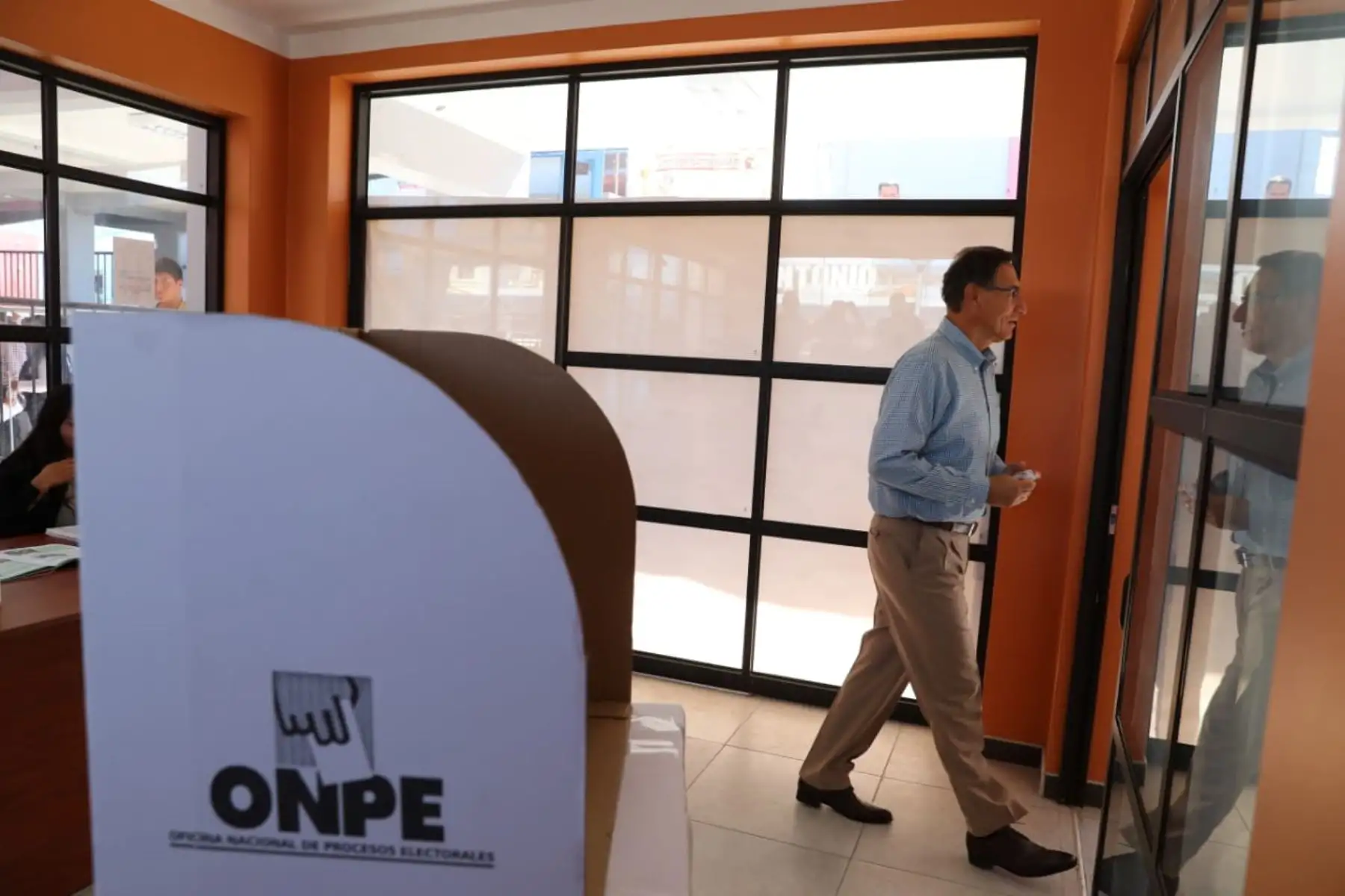Jefe  del Estado, Martín Vizcarra, emite su voto en las Elecciones Congresales Extraordinarias 2020 en la región Moquegua. Foto: ANDINA/Prensa Presidencia