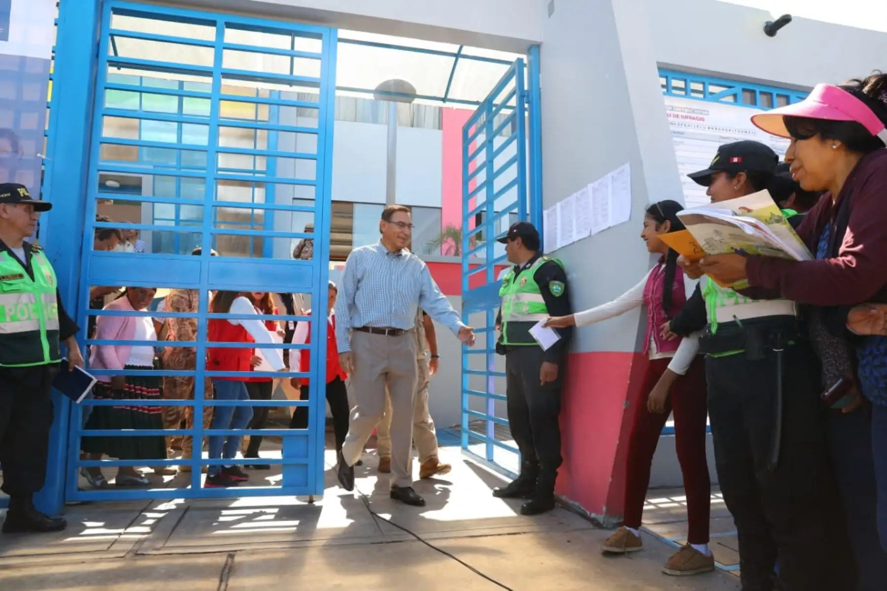 Jefe  del Estado, Martín Vizcarra, emite su voto en las Elecciones Congresales Extraordinarias 2020 en la región Moquegua. Foto: ANDINA/Prensa Presidencia