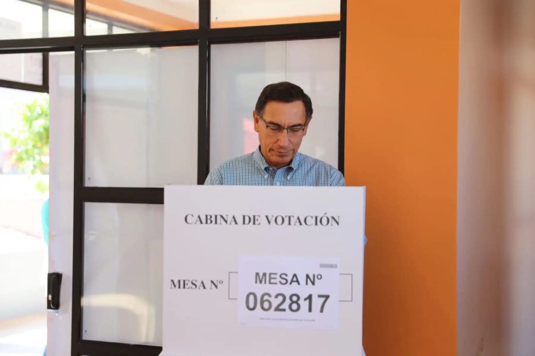 Jefe  del Estado, Martín Vizcarra, emite su voto en las Elecciones Congresales Extraordinarias 2020 en la región Moquegua. Foto: ANDINA/Prensa Presidencia
