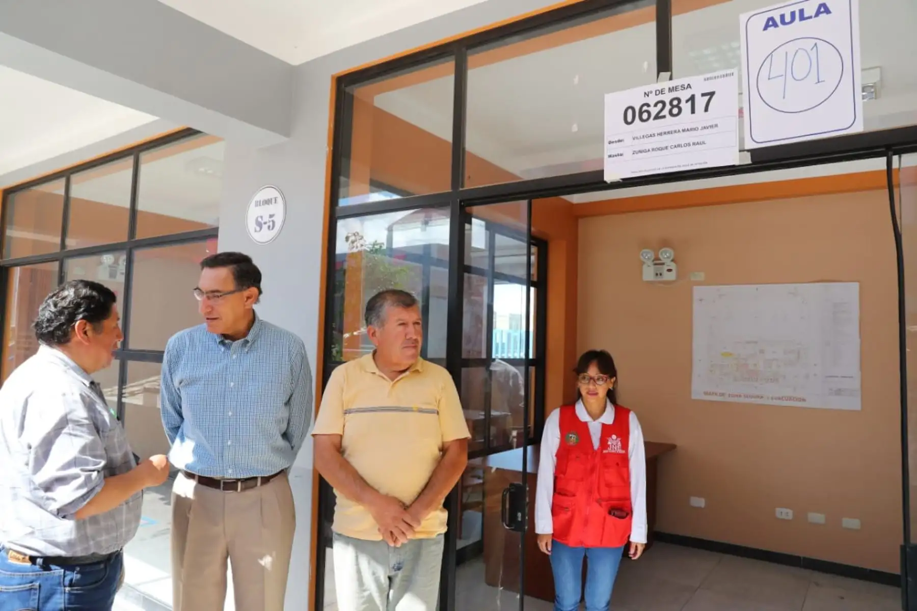 Jefe  del Estado, Martín Vizcarra, emite su voto en las Elecciones Congresales Extraordinarias 2020 en la región Moquegua. Foto: ANDINA/Prensa Presidencia