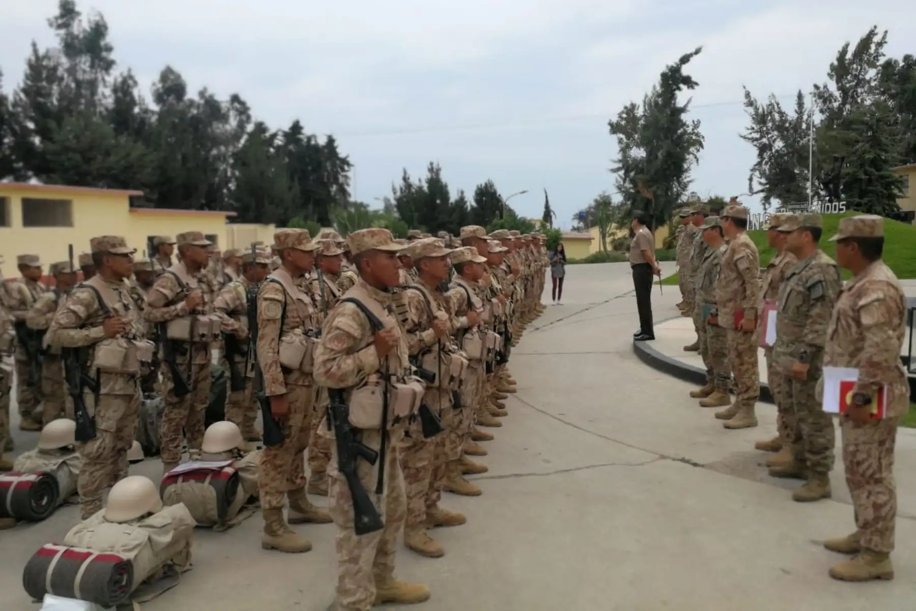 Ministro de Defensa, Walter Martos, junto al jefe del 
CCFFAA, supervisa el trabajo de las Fuerzas Armadas en estas Elecciones Congresales 2020 a nivel nacional, desde el Puesto de Comando del Comando Conjunto de las Fuerzas Armadas. Foto: ANDINA/Mindef