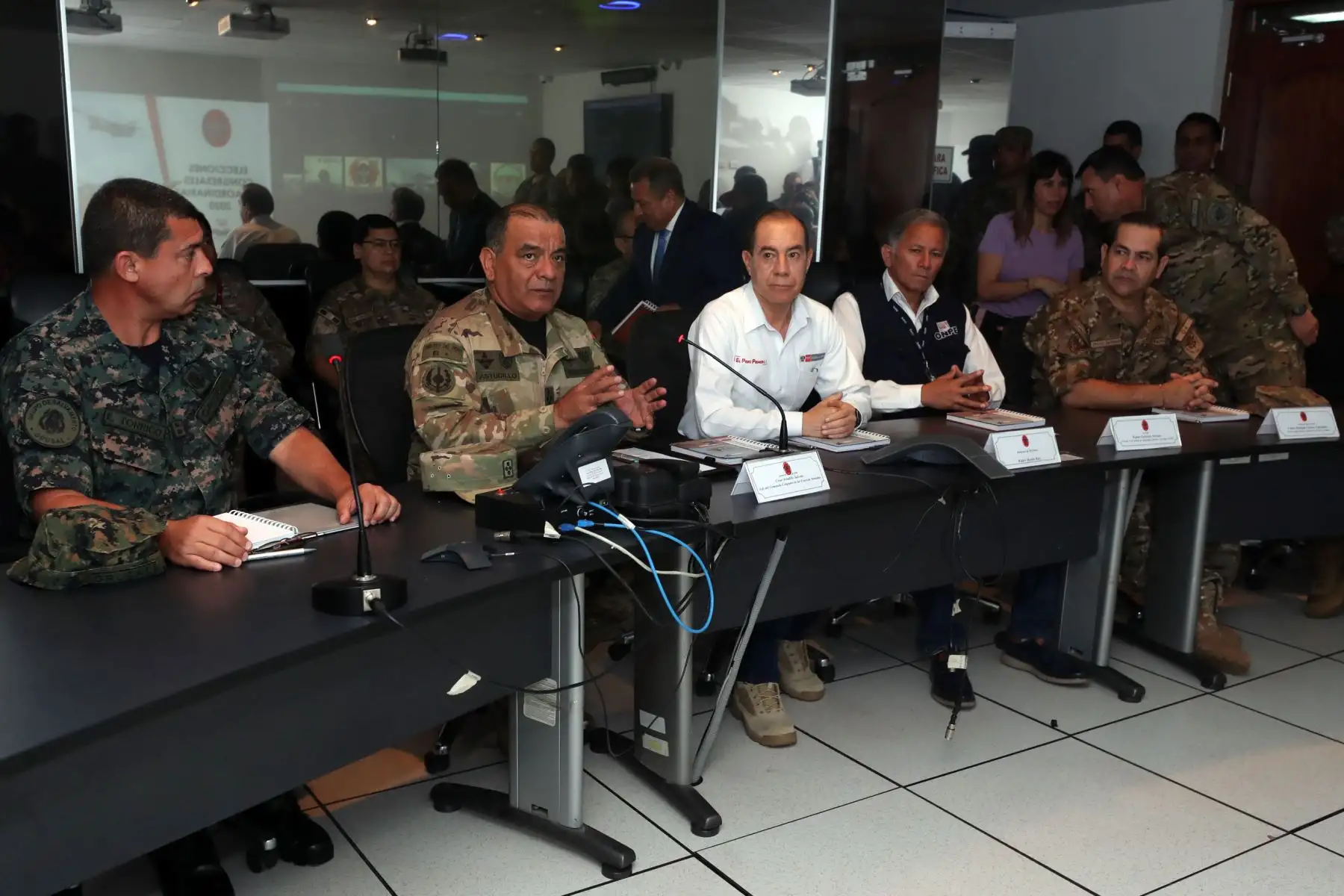 Ministro de Defensa, Walter Martos, junto al jefe del 
CCFFAA, supervisa el trabajo de las Fuerzas Armadas en estas Elecciones Congresales 2020 a nivel nacional, desde el Puesto de Comando del Comando Conjunto de las Fuerzas Armadas. Foto: ANDINA/Mindef