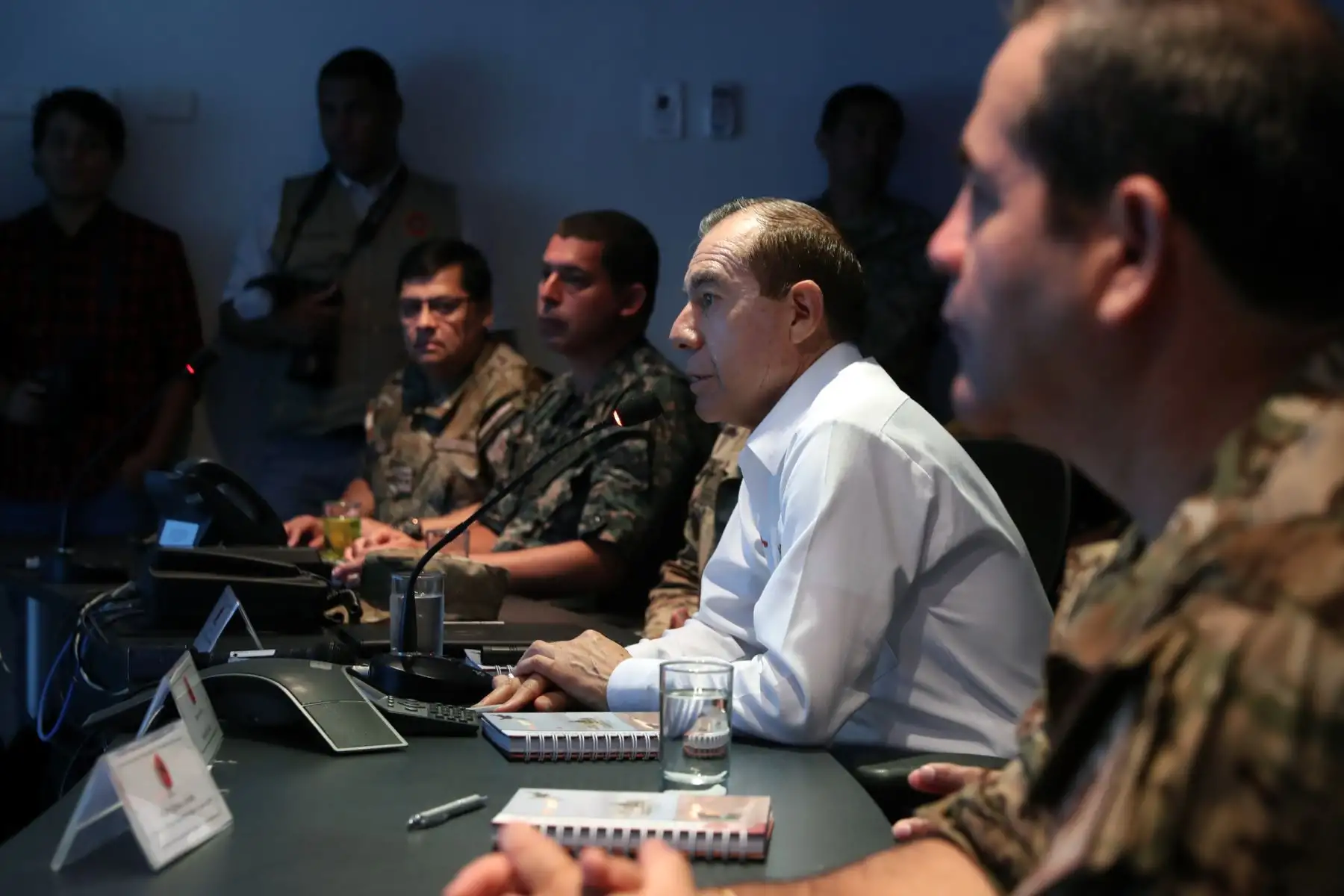 Ministro de Defensa, Walter Martos, junto al jefe del 
CCFFAA, supervisa el trabajo de las Fuerzas Armadas en estas Elecciones Congresales 2020 a nivel nacional, desde el Puesto de Comando del Comando Conjunto de las Fuerzas Armadas. Foto: ANDINA/Mindef