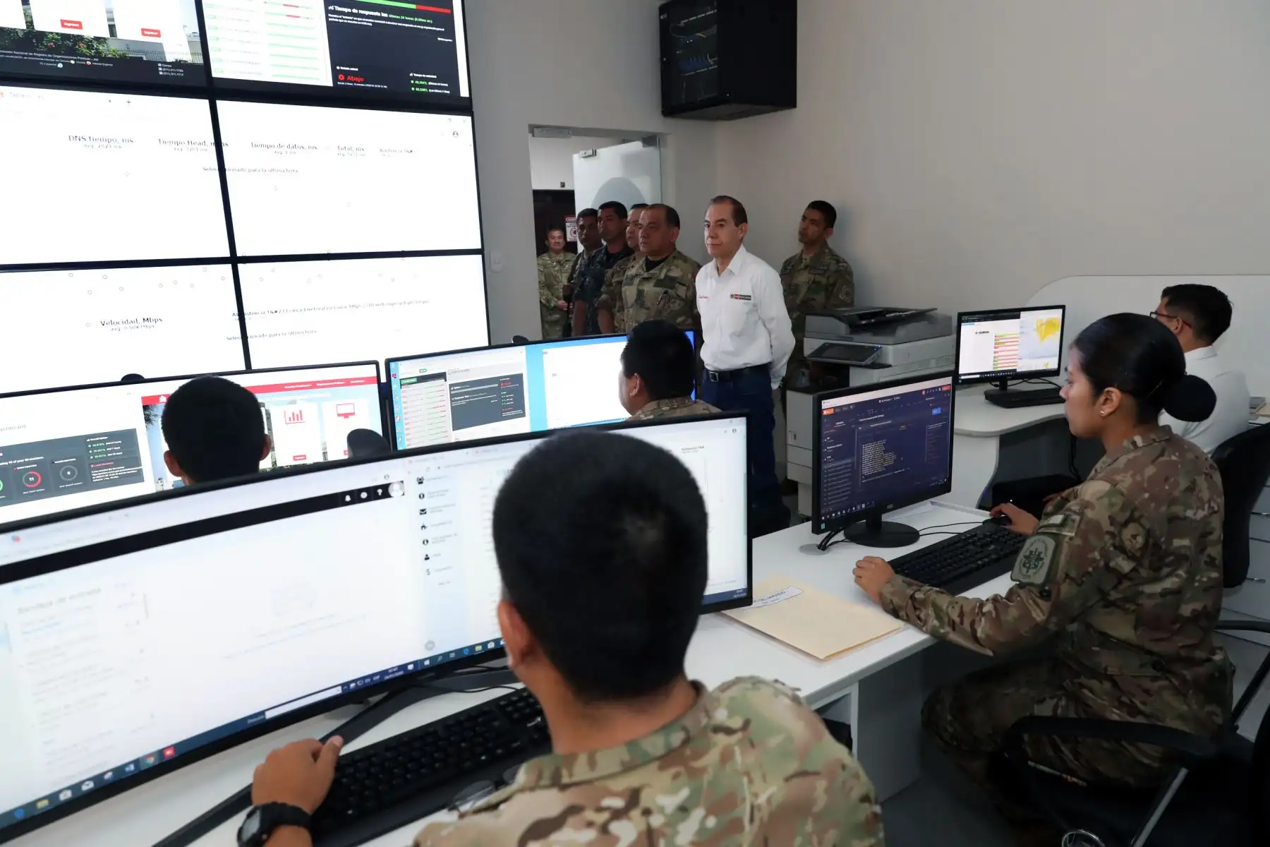 Ministro de Defensa, Walter Martos, junto al jefe del 
CCFFAA, supervisa el trabajo de las Fuerzas Armadas en estas Elecciones Congresales 2020 a nivel nacional, desde el Puesto de Comando del Comando Conjunto de las Fuerzas Armadas. Foto: ANDINA/Mindef
