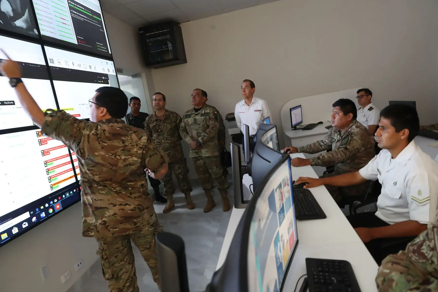 Ministro de Defensa, Walter Martos, junto al jefe del 
CCFFAA, supervisa el trabajo de las Fuerzas Armadas en estas Elecciones Congresales 2020 a nivel nacional, desde el Puesto de Comando del Comando Conjunto de las Fuerzas Armadas. Foto: ANDINA/Mindef