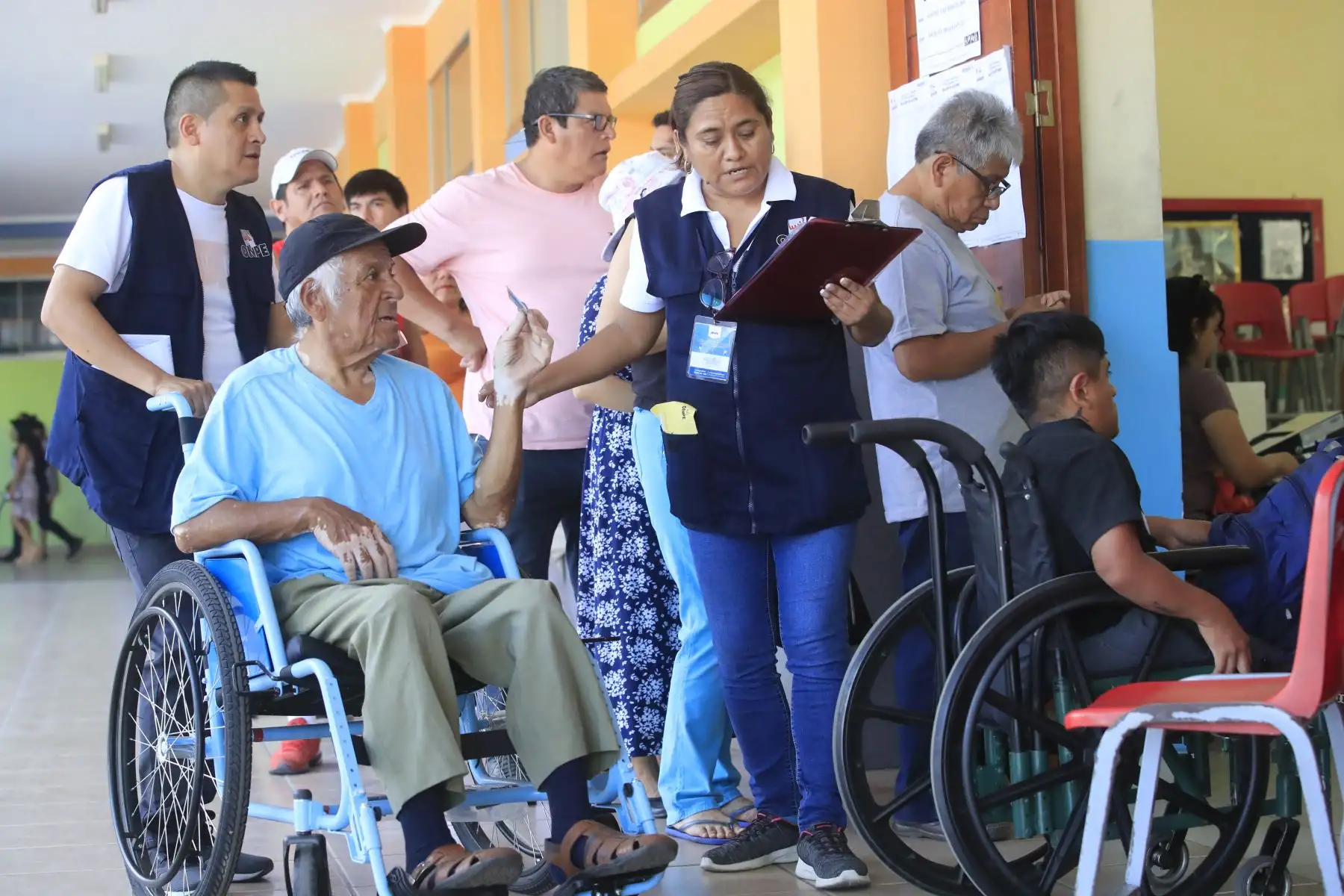 Personas con discapacidad emiten su voto en las instalaciones del colegio Melitón Carbajal por las Elecciones Congresales Extraordinarias 2020.Foto: ANDINA/Juan Carlos Guzmán