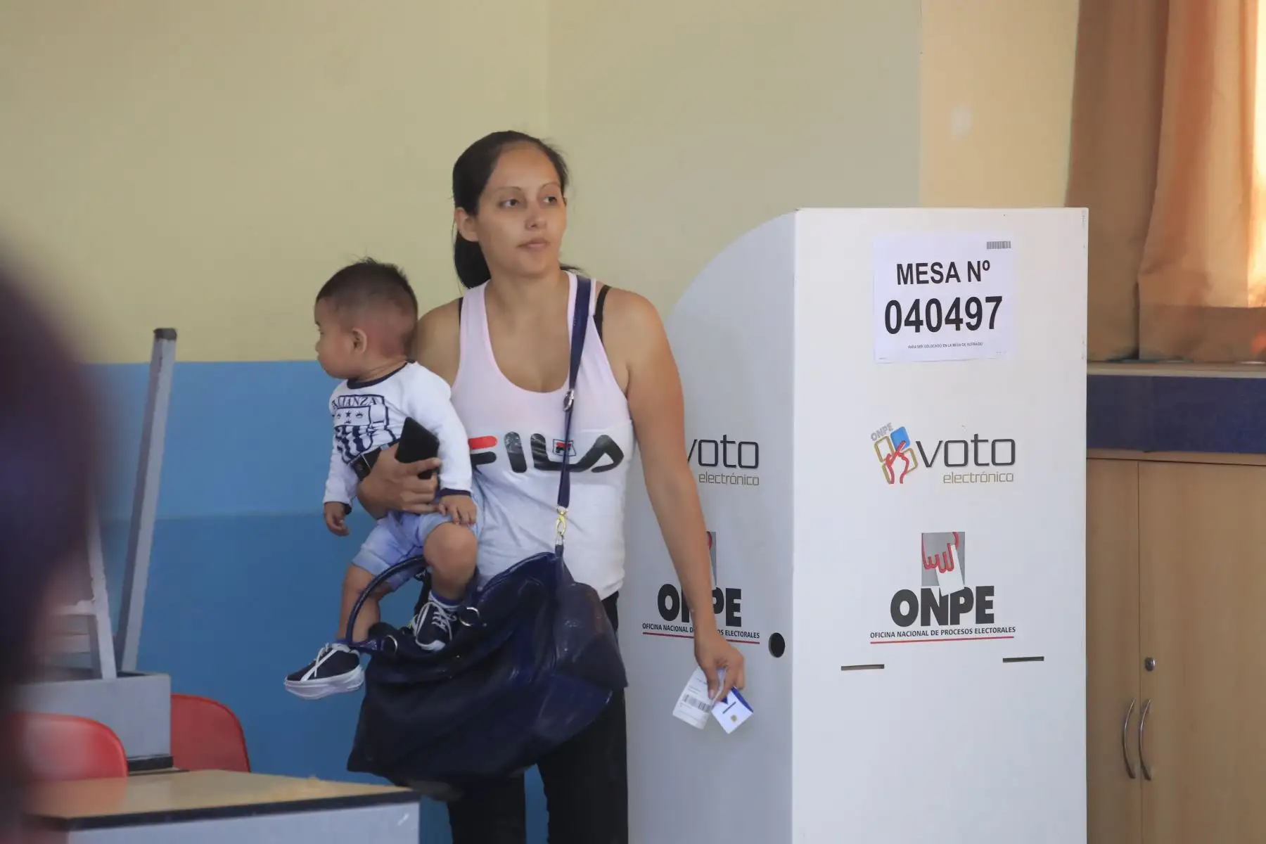 A escala nacional existen 202,864 más mujeres electoras que varones, dado que según el padrón electoral hay 12’745,409 mujeres votantes y 12’542,545 votantes varones.  ANDINA/Juan Carlos Guzmán