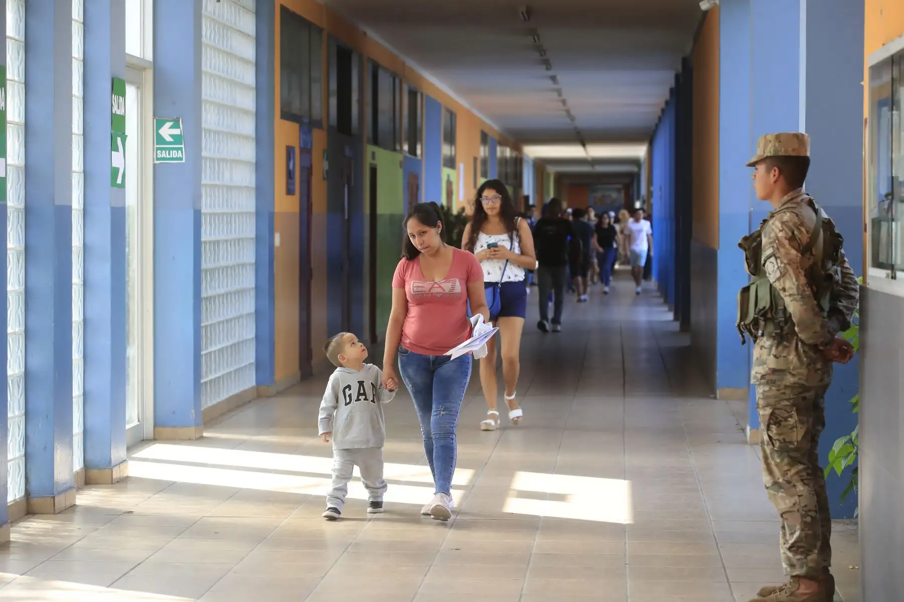Ciudadanos emiten su voto en las instalaciones del colegio Melitón Carbajal por las Elecciones Congresales Extraordinarias 2020.Foto: ANDINA/Juan Carlos Guzmán