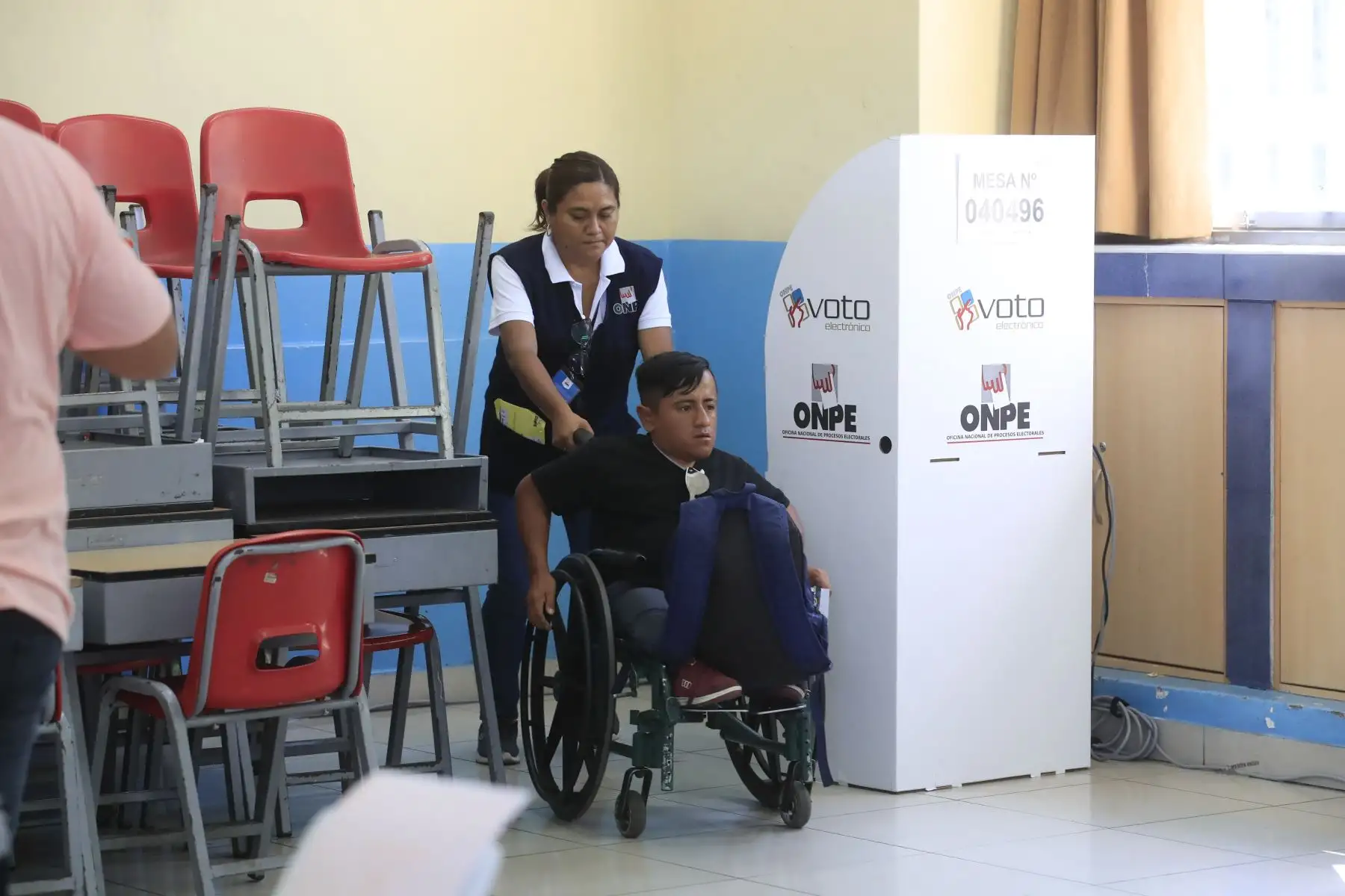 Ciudadanos emiten su voto en las instalaciones del colegio Melitón Carbajal por las Elecciones Congresales Extraordinarias 2020.Foto: ANDINA/Juan Carlos Guzmán