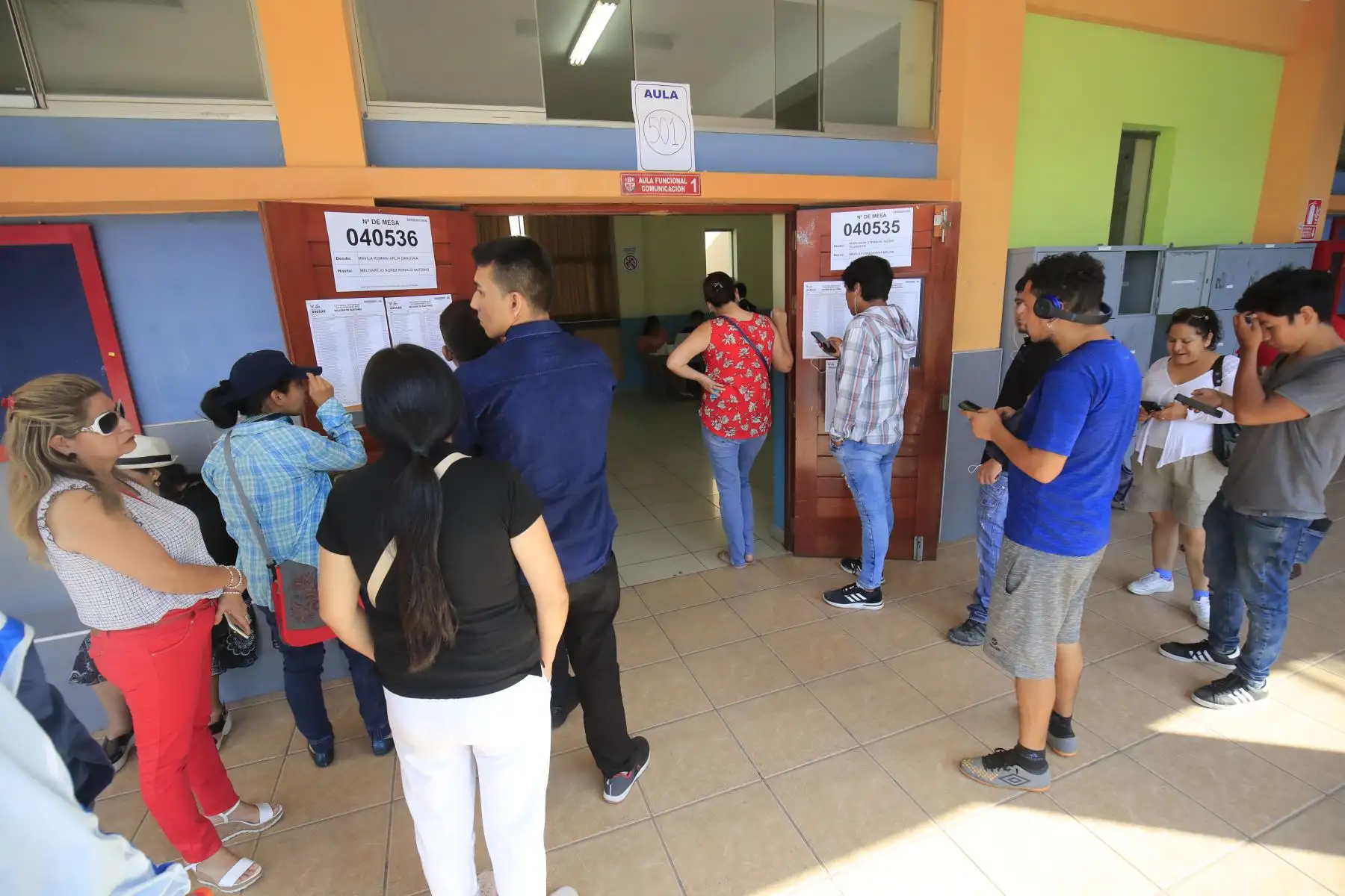 Ciudadanos emiten su voto en las instalaciones del colegio Melitón Carbajal por las Elecciones Congresales Extraordinarias 2020.Foto: ANDINA/Juan Carlos Guzmán