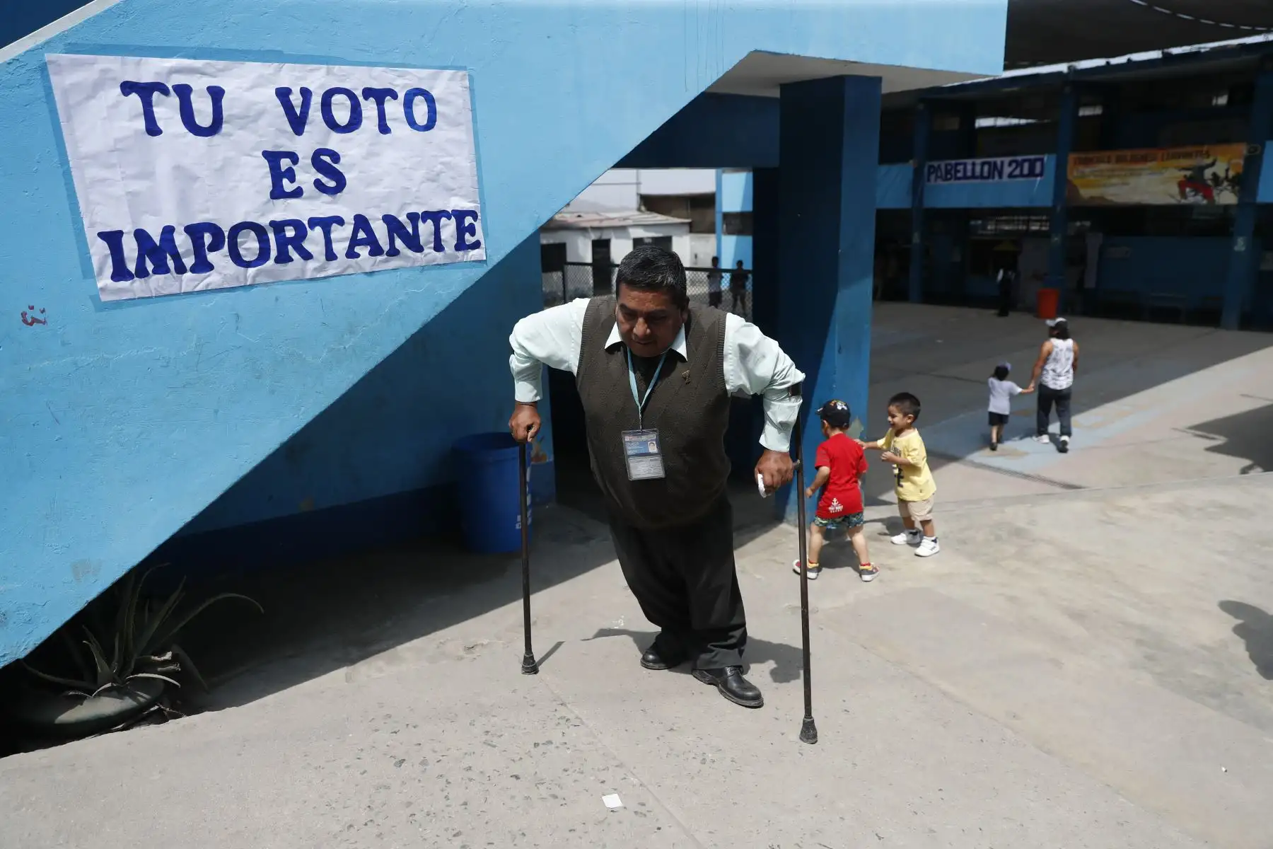 Personas con discapacidad emiten su voto en en el Colegio Santiago Antúnez de Mayolo UGEL 02  del Ermitaño por las Elecciones Congresales Extraordinarias 2020. Foto: ANDINA/Renato Pajuelo