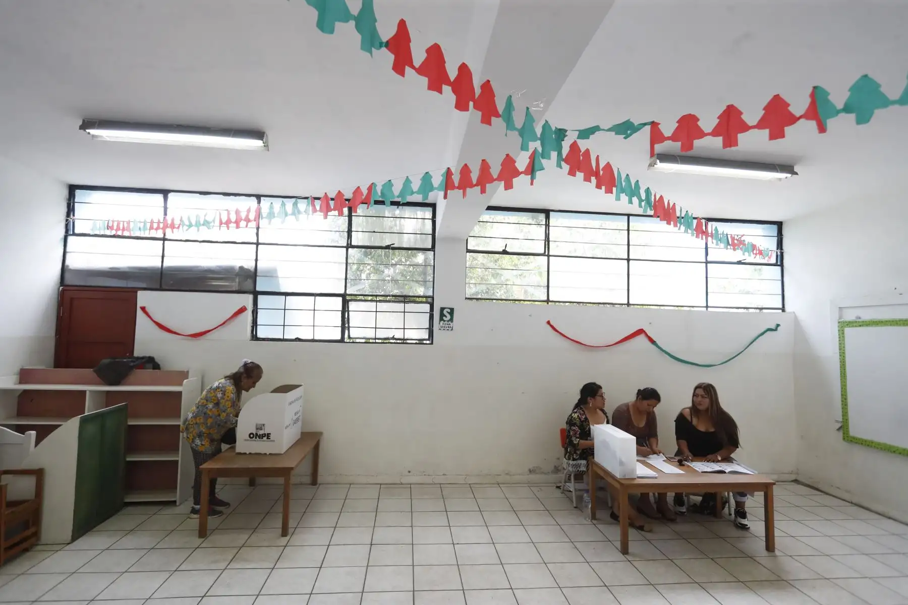 Pobladores votan en las instalaciones educativas del Ermitaño en el distrito de Independencia por las Elecciones Congresales Extraordinarias 2020.Foto: ANDINA/Renato Pajuelo