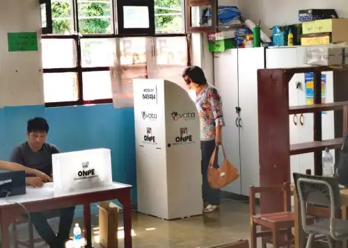 Presidenta del Tribunal Constitucional, Marianella Ledesma, acudió a votar en las elecciones congresales extraordinarias.