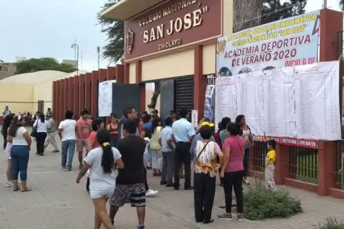 Desde muy temprano cientos de chiclayanos asisten a sus locales de votación para elegir a sus representantes al Congreso de la República. ANDINA/Difusión